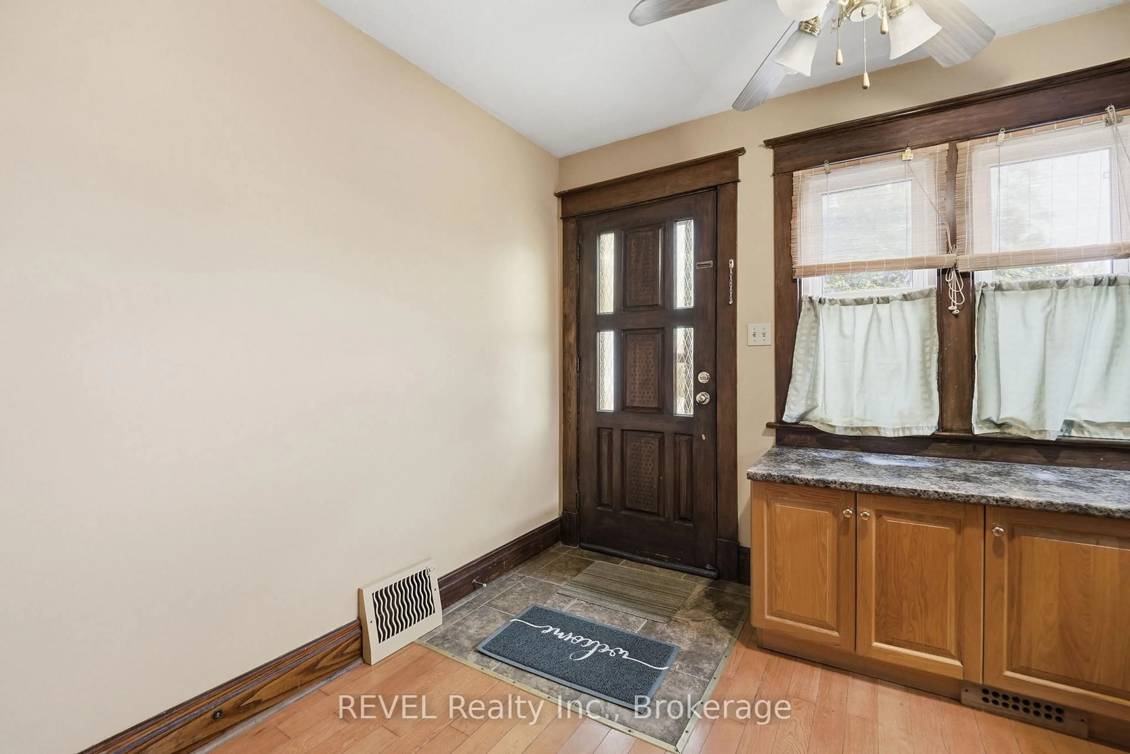 Indoor entryway for 4988 Morrison St, Niagara Falls Ontario L2E 2C6