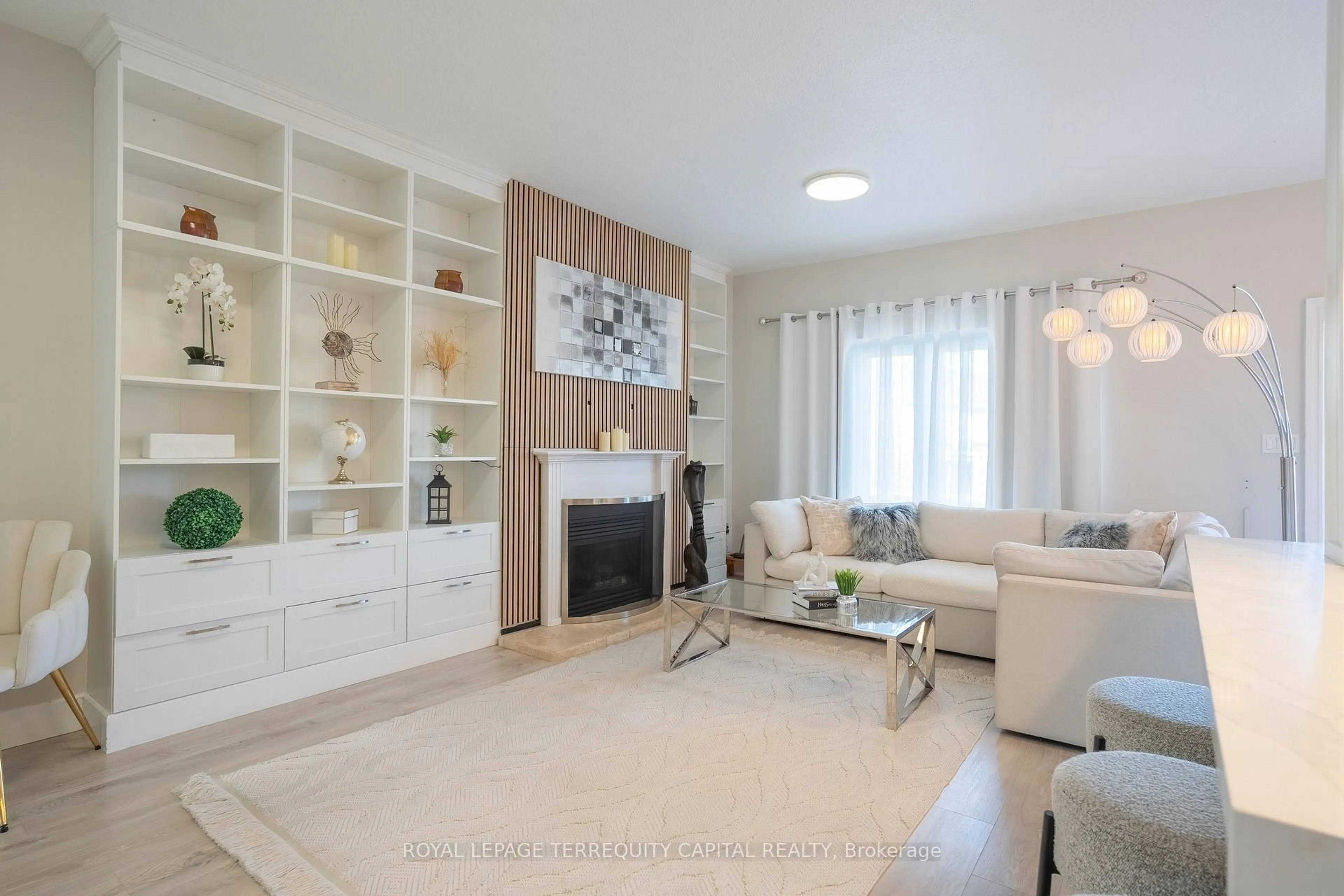 Living room with furniture, unknown for 31 Sunvale Pl #25, Hamilton Ontario L8E 4Z6