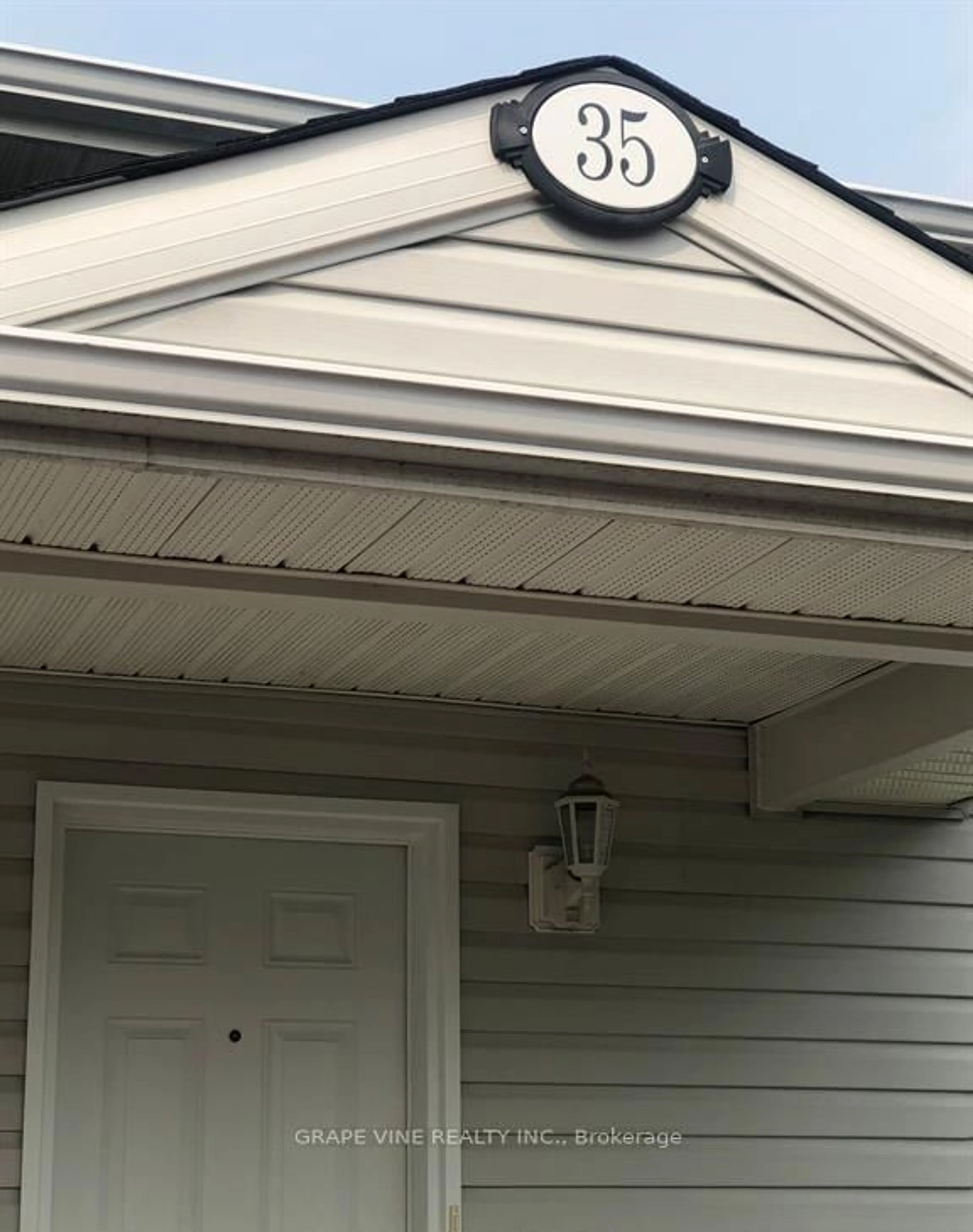 Home with vinyl exterior material, street for 35 Cloverloft Crt, Stittsville Ontario K2S 1T3