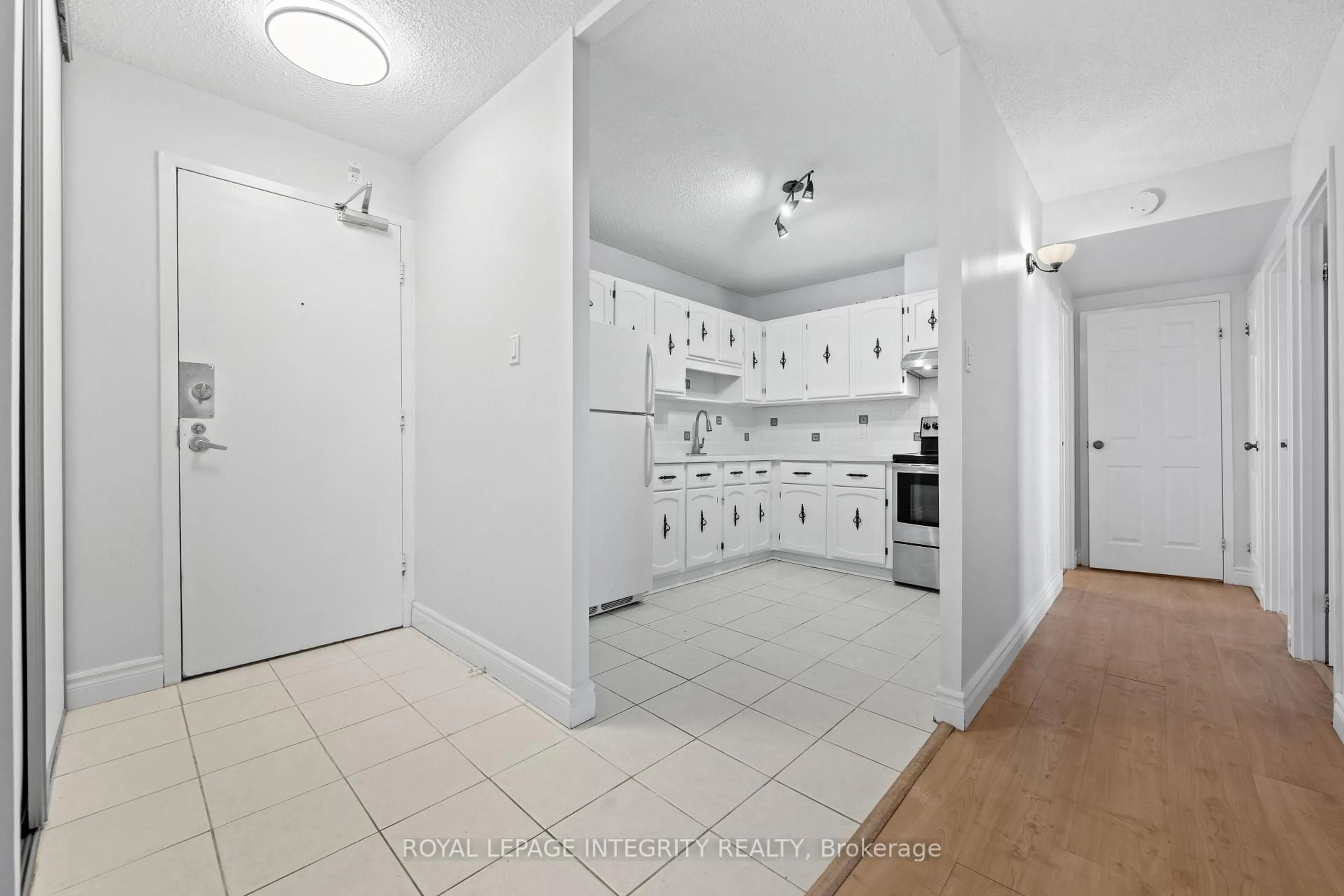 Standard kitchen, ceramic/tile floor for 900 Dynes Rd #1201, Ottawa Ontario K2C 3L6