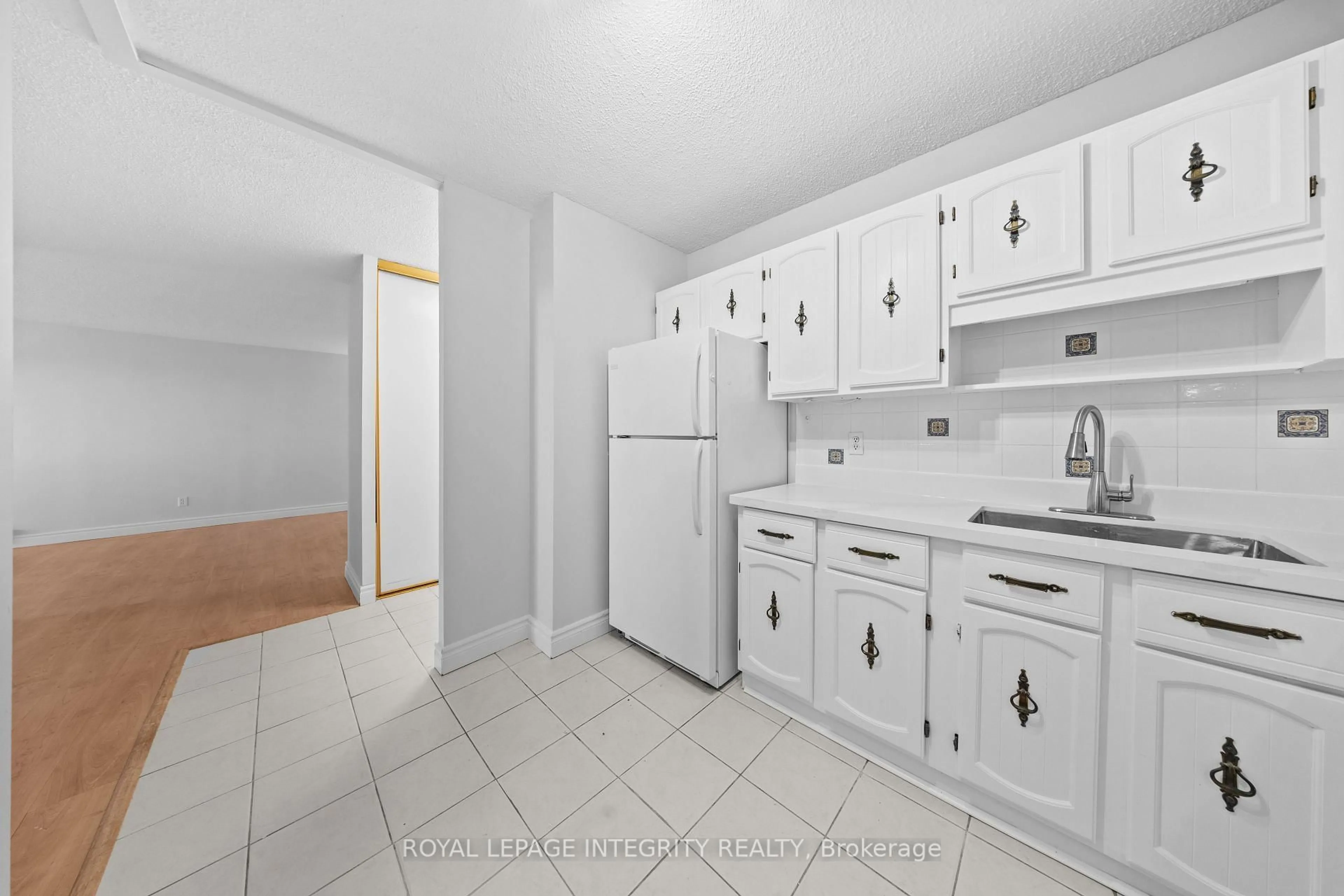 Standard kitchen, ceramic/tile floor for 900 Dynes Rd #1201, Ottawa Ontario K2C 3L6