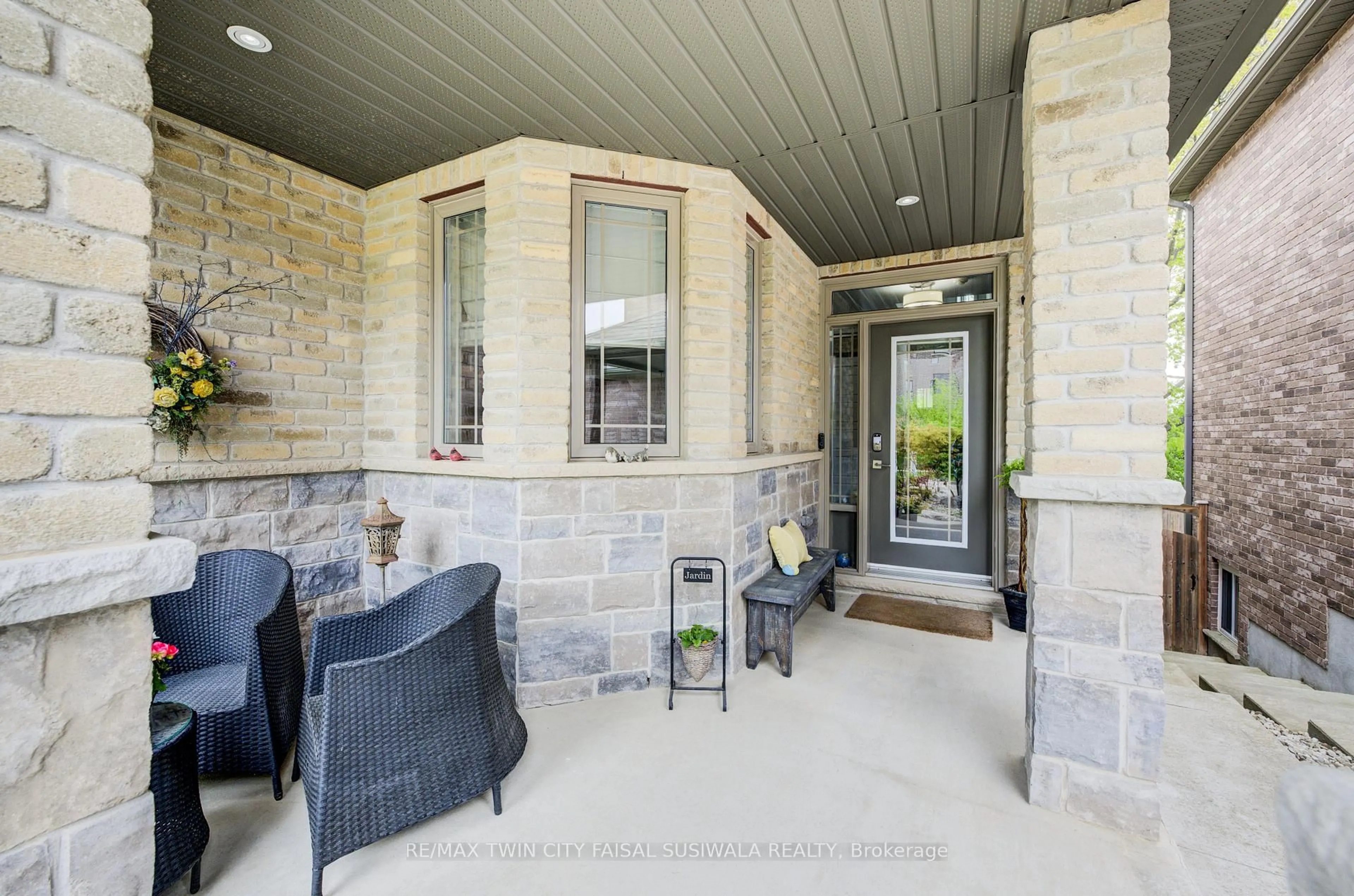 Patio, street for 289 Wesley Blvd, Cambridge Ontario N1R 5S2