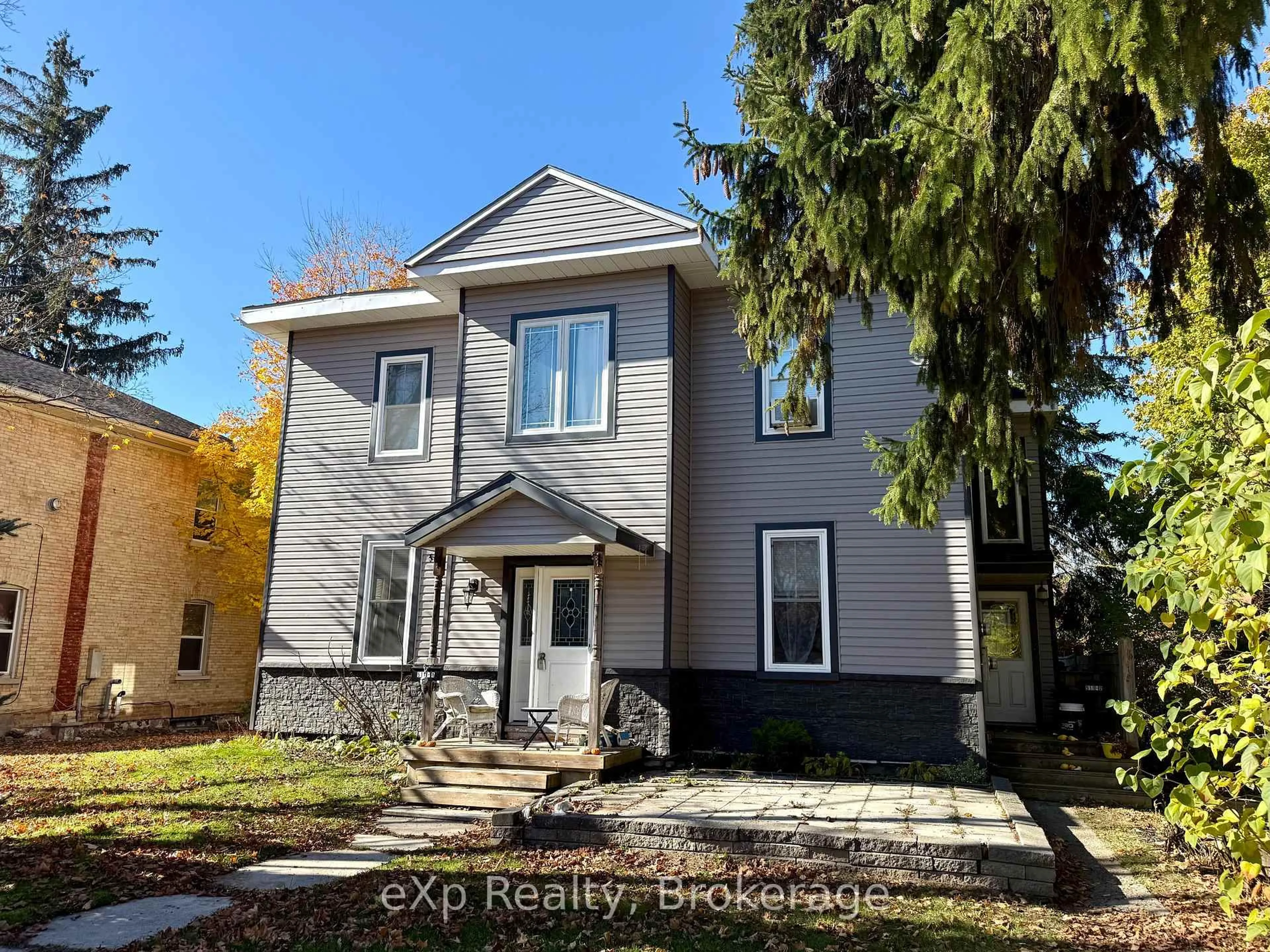 Home with vinyl exterior material, street for 511 Colborne St, Brockton Ontario N0G 2V0