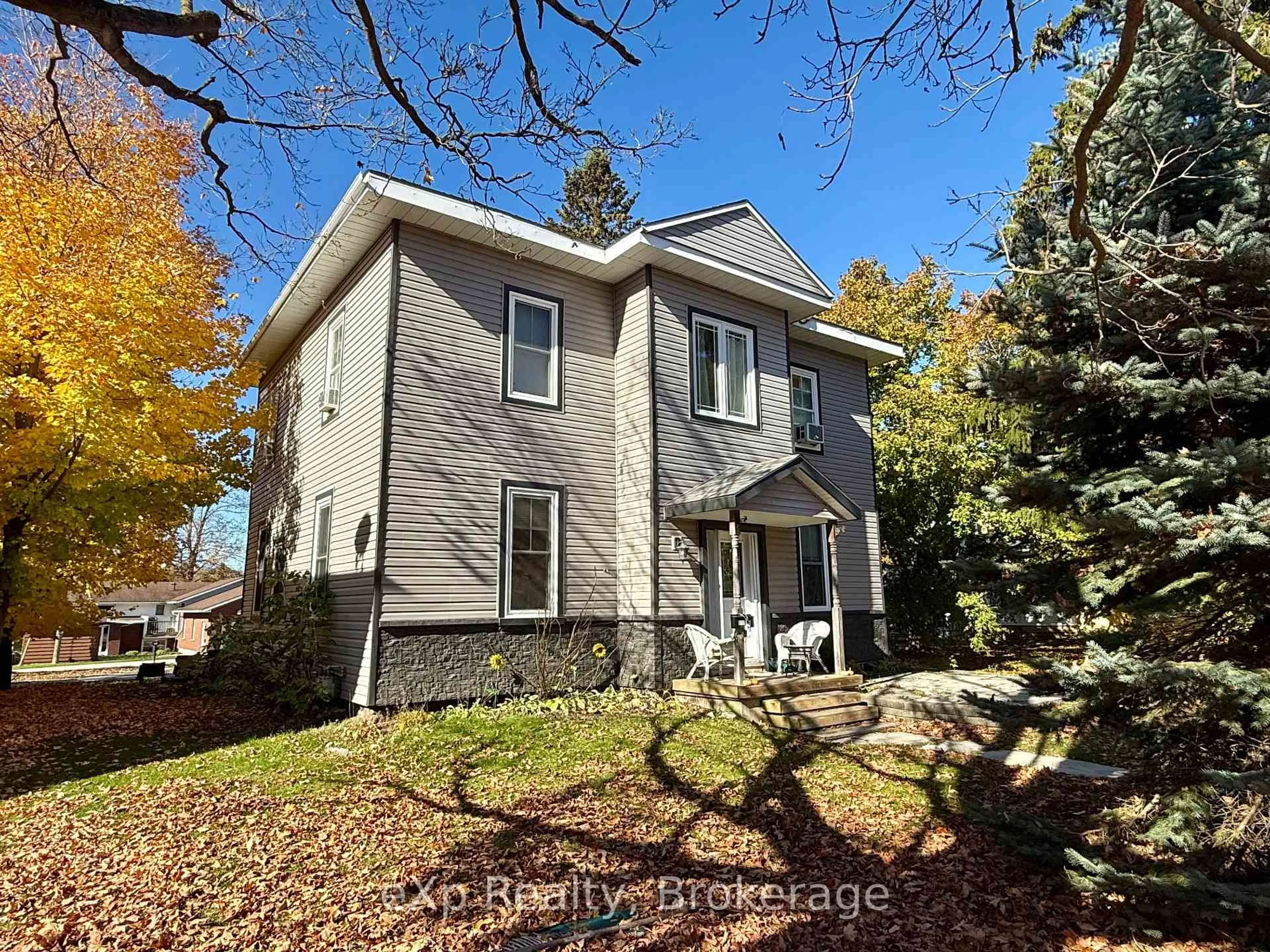 Home with vinyl exterior material, street for 511 Colborne St, Brockton Ontario N0G 2V0