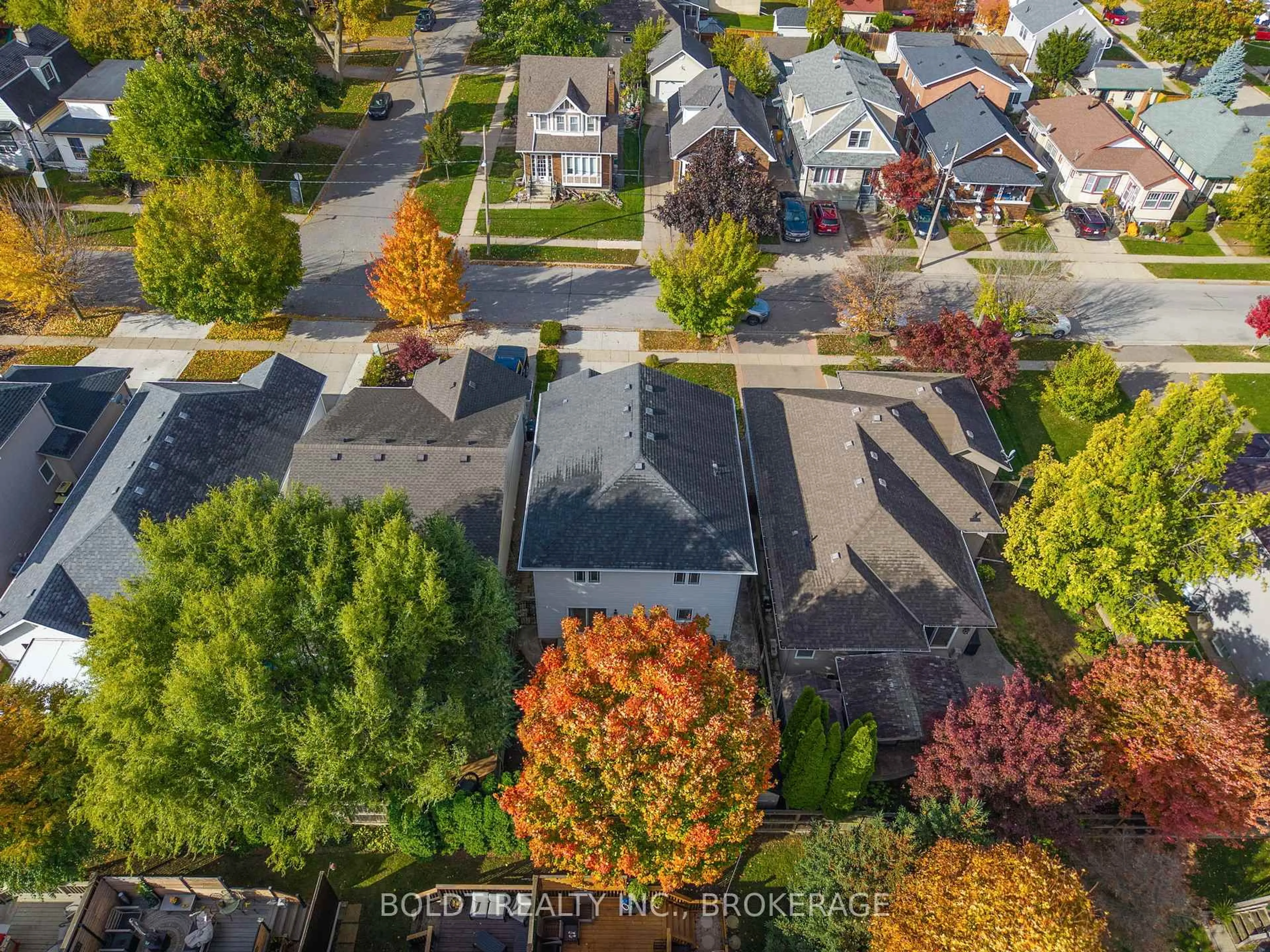 A pic from outside/outdoor area/front of a property/back of a property/a pic from drone, street for 34 Fitzgerald St, St. Catharines Ontario L2R 0A4