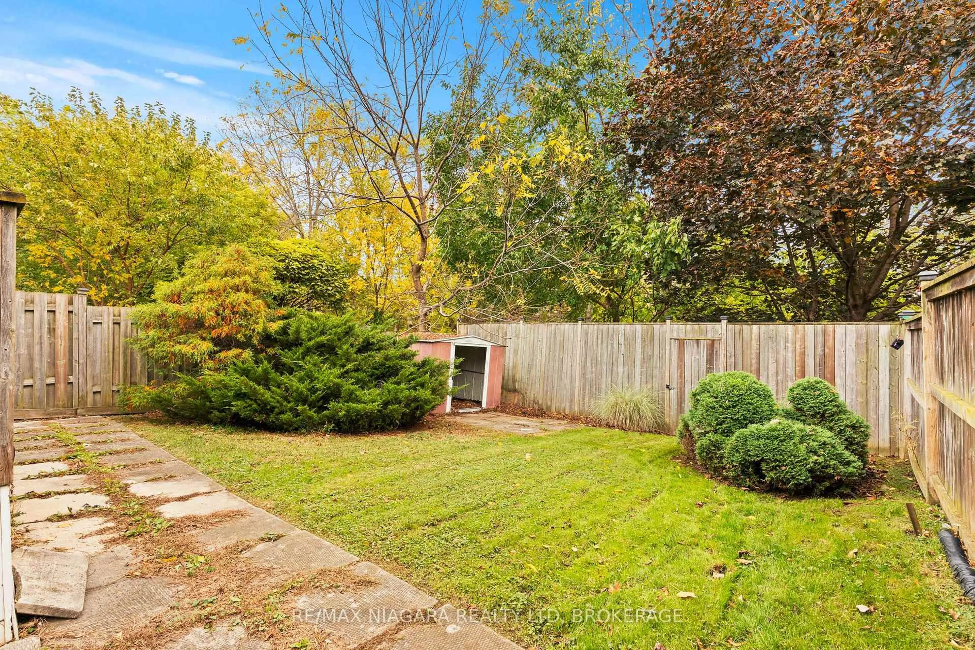 Patio, forest/trees view for 28 Runcorn St, St. Catharines Ontario L2M 1N8