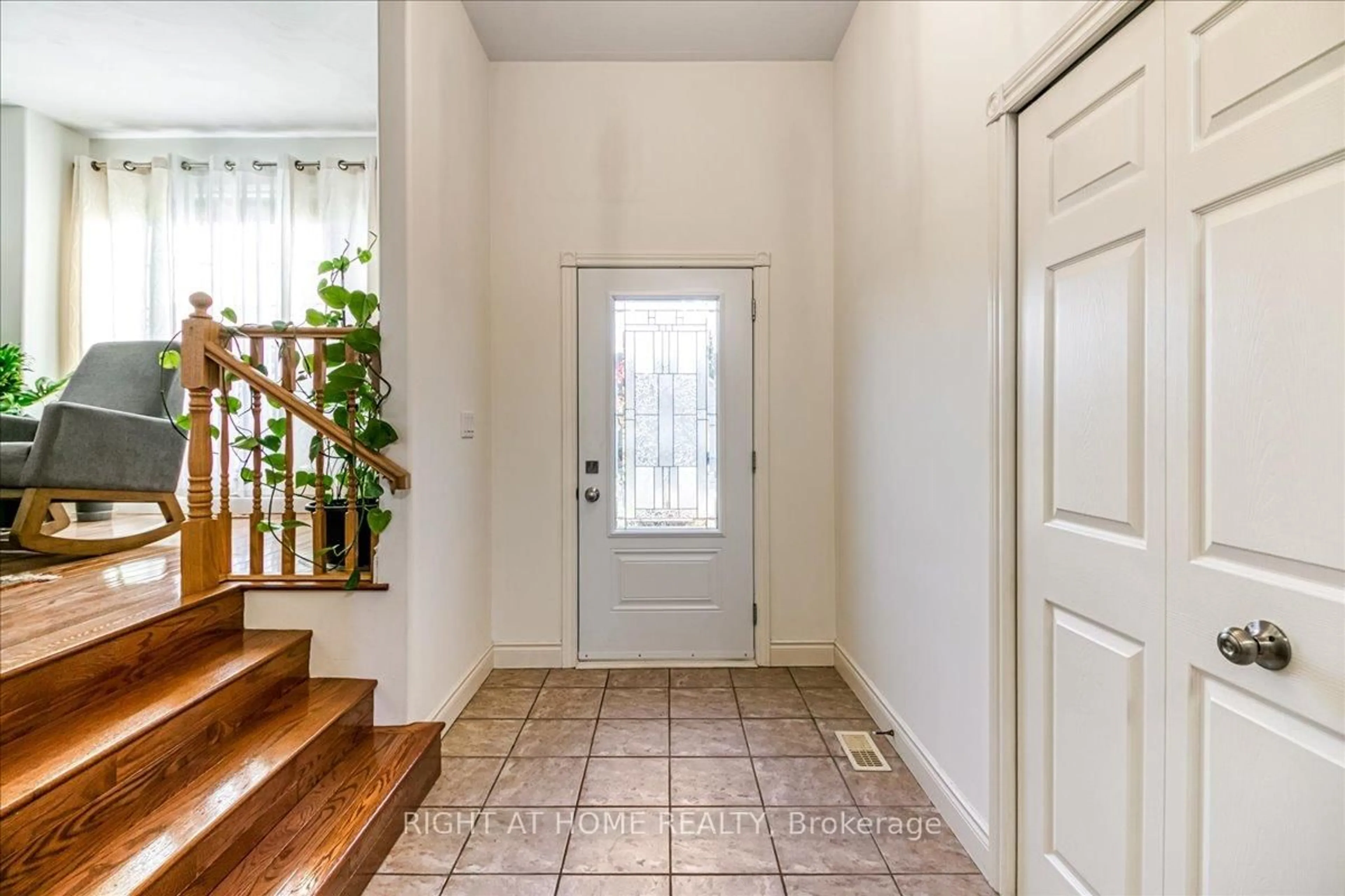 Indoor entryway for 14 Abigail Crt, Greater Sudbury Ontario P3A 6C1