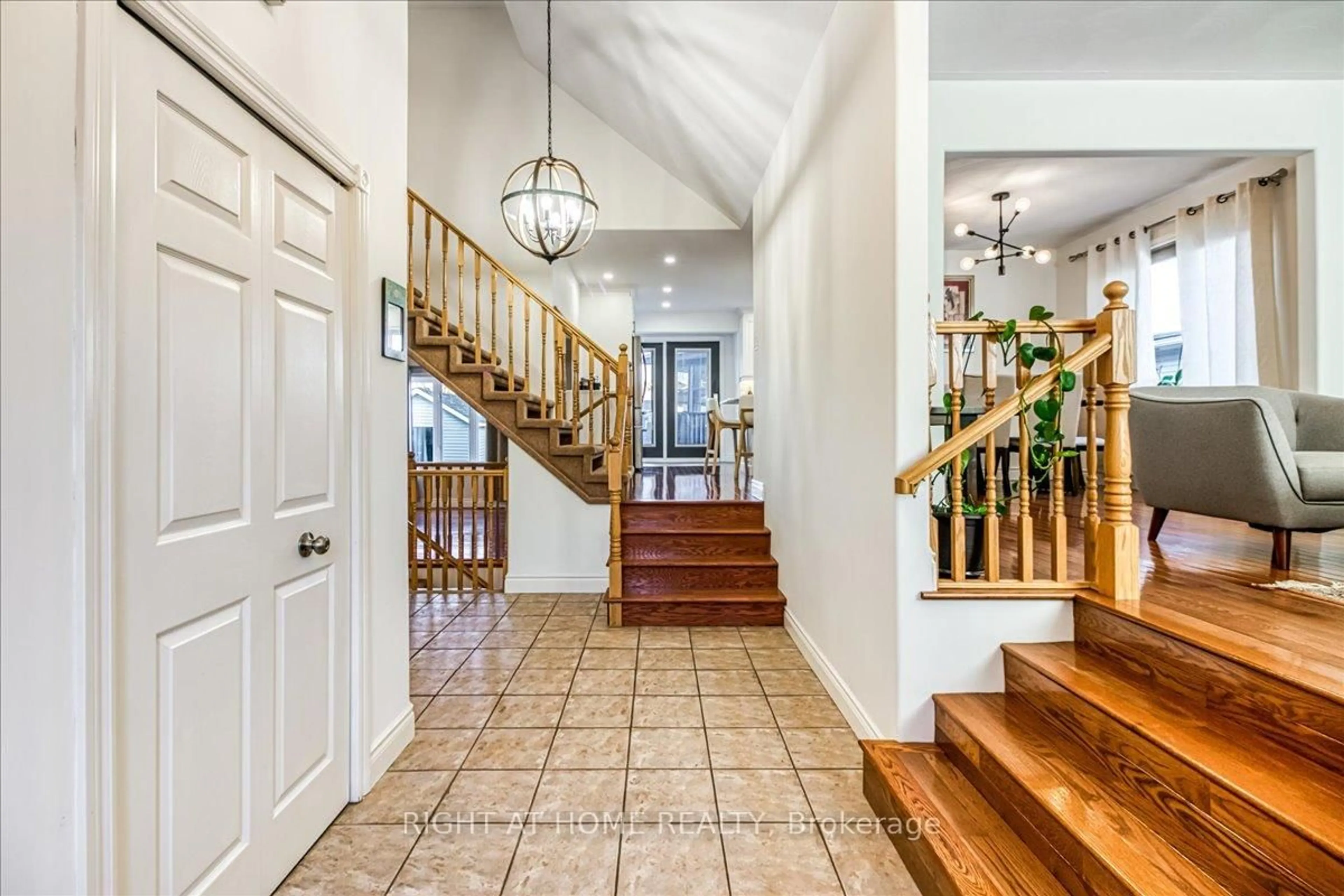 Indoor foyer for 14 Abigail Crt, Greater Sudbury Ontario P3A 6C1