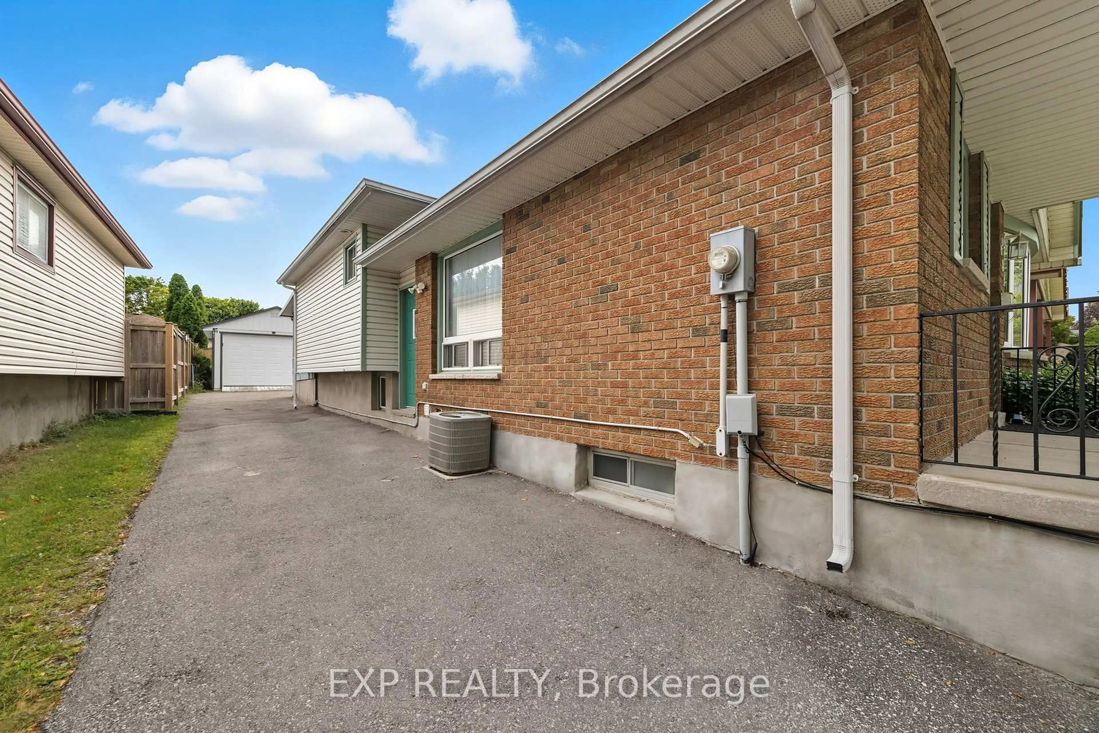 A pic from outside/outdoor area/front of a property/back of a property/a pic from drone, street for 981 Jalna Blvd, London South Ontario N6E 2R2