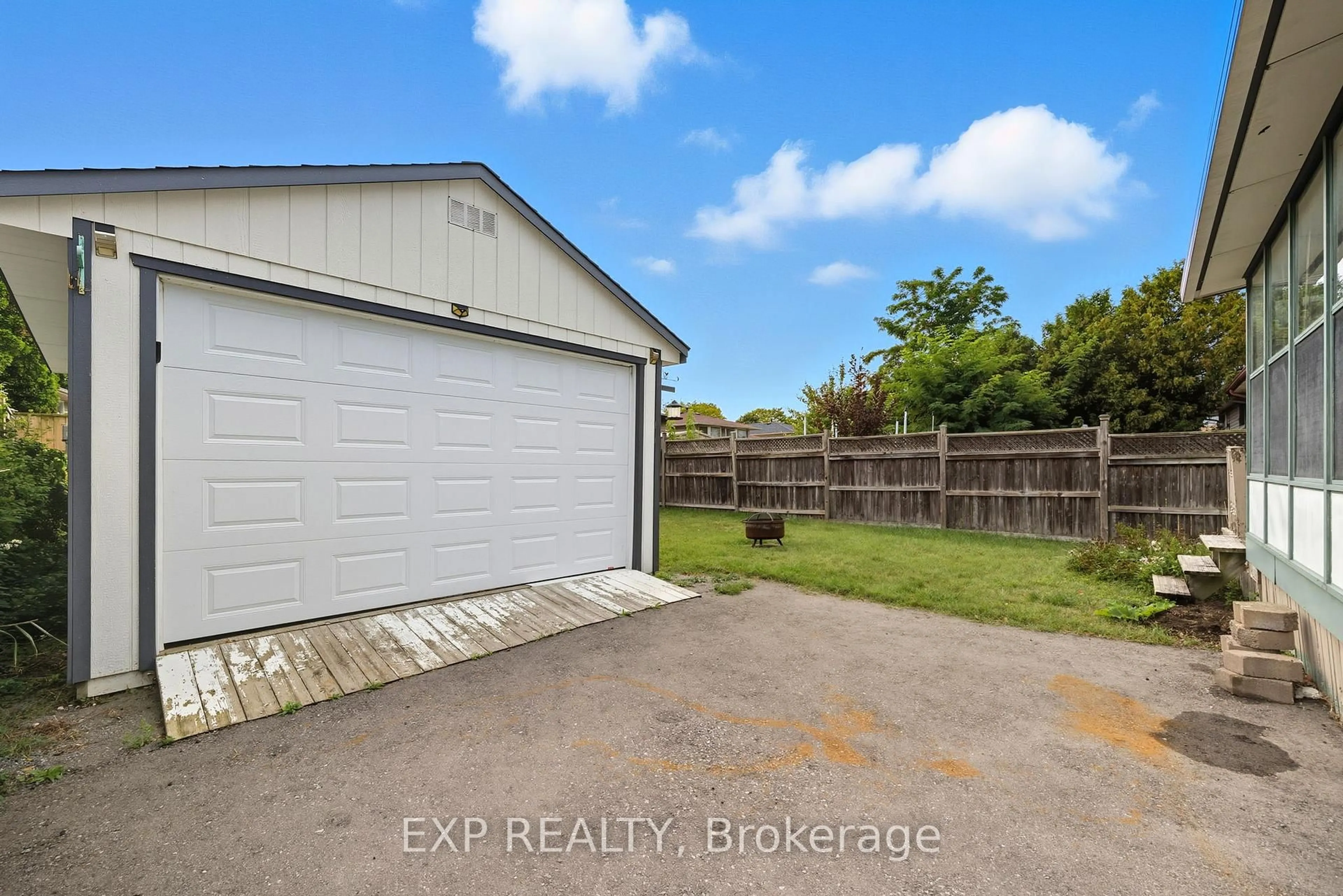 A pic from outside/outdoor area/front of a property/back of a property/a pic from drone, unknown for 981 Jalna Blvd, London South Ontario N6E 2R2