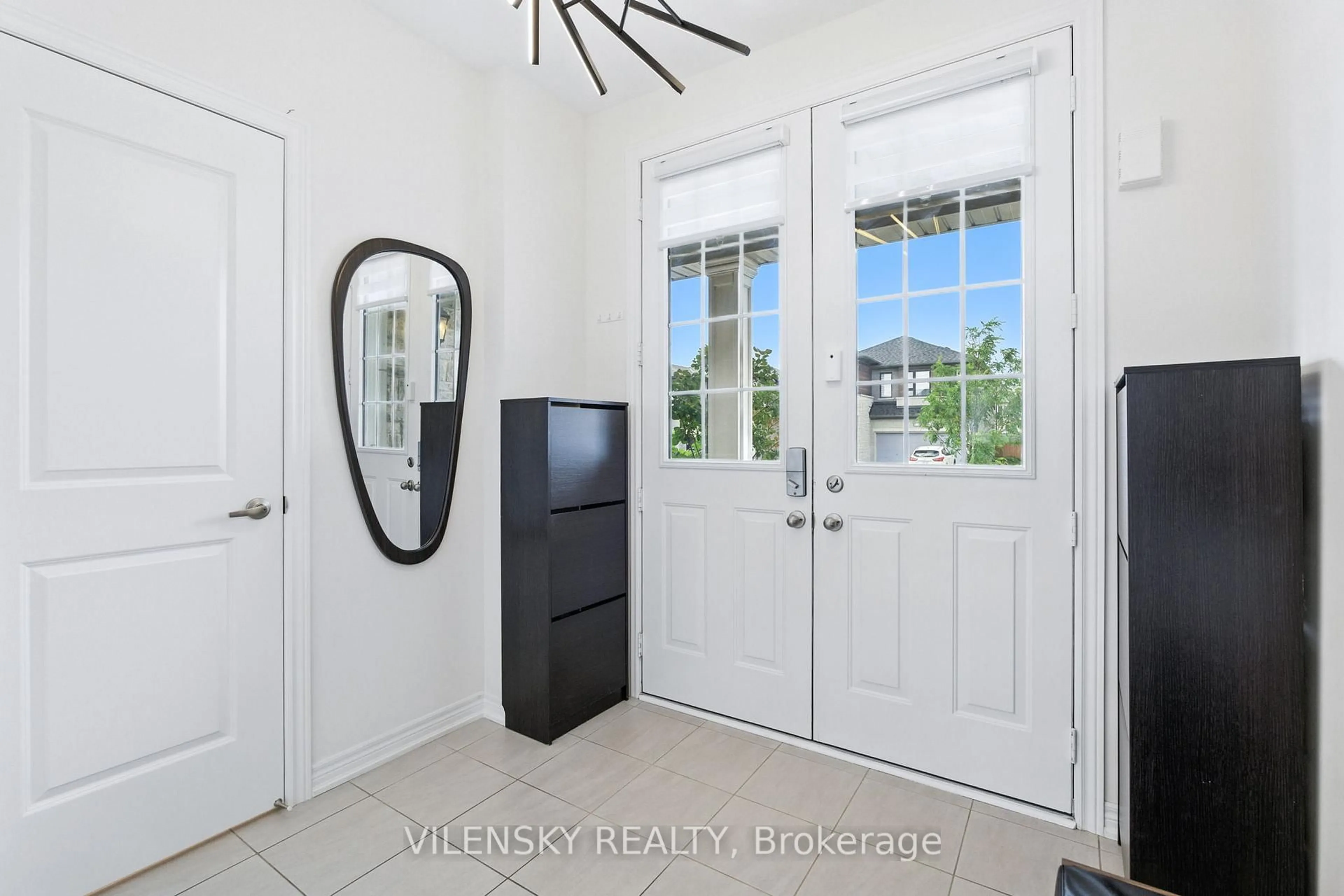 Indoor entryway for 154 Whittington Dr, Hamilton Ontario L9K 0H5