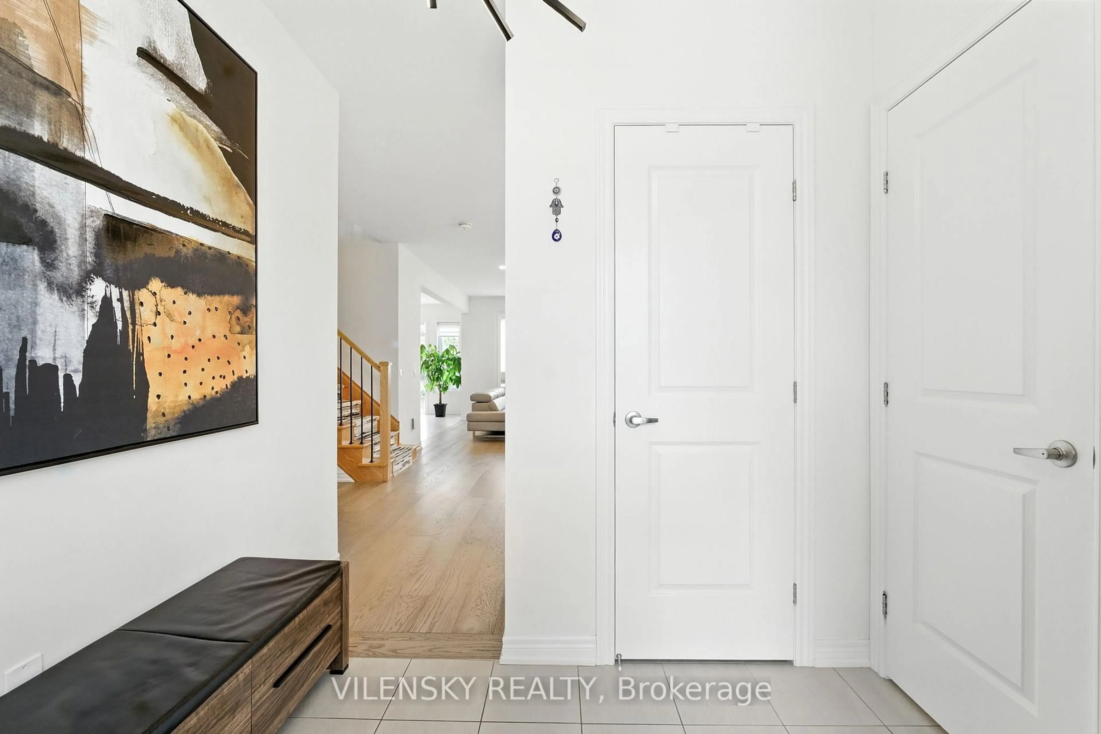 Indoor entryway for 154 Whittington Dr, Hamilton Ontario L9K 0H5