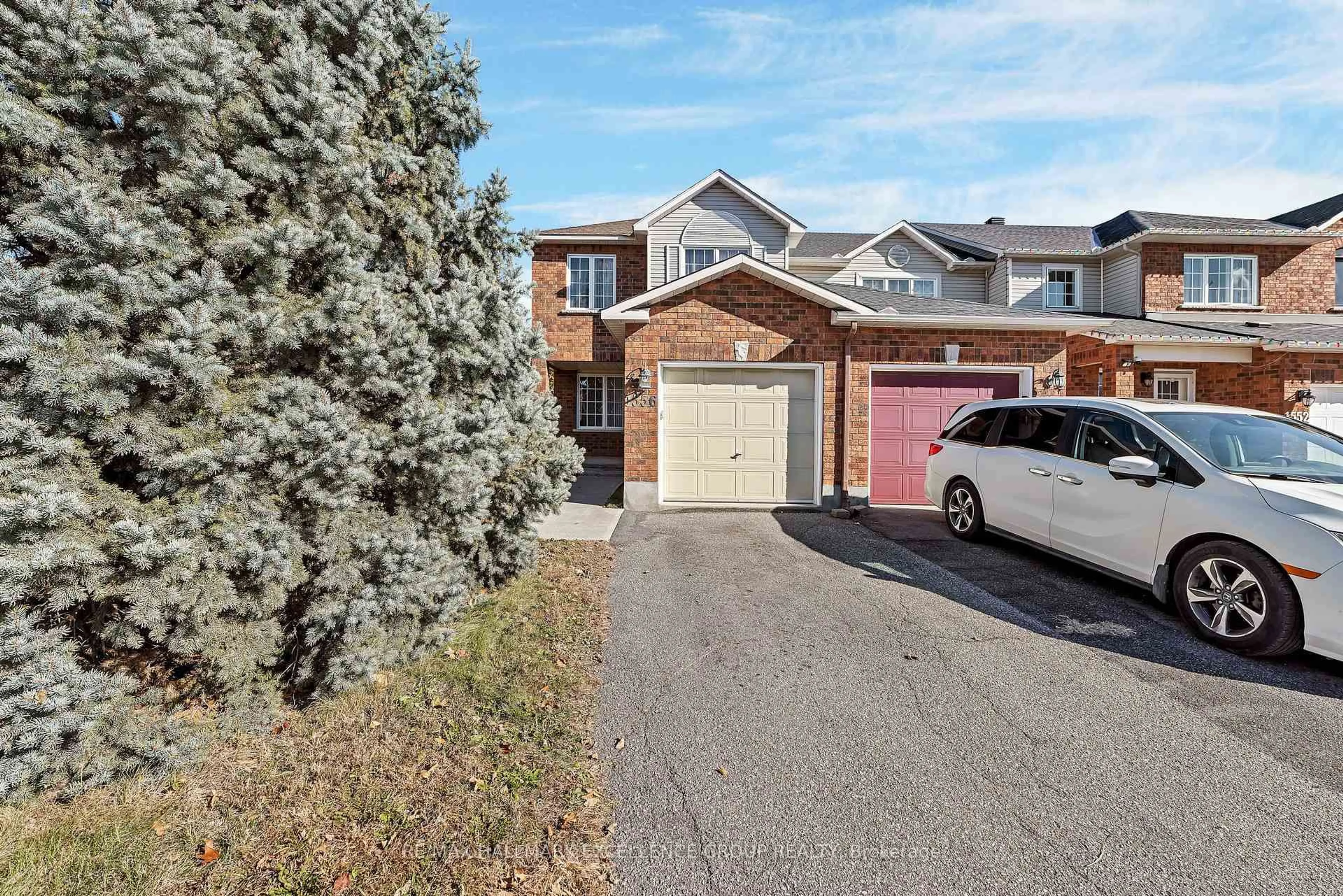 A pic from outside/outdoor area/front of a property/back of a property/a pic from drone, street for 1556 Tonilee Dr, Ottawa Ontario K1J 1C1