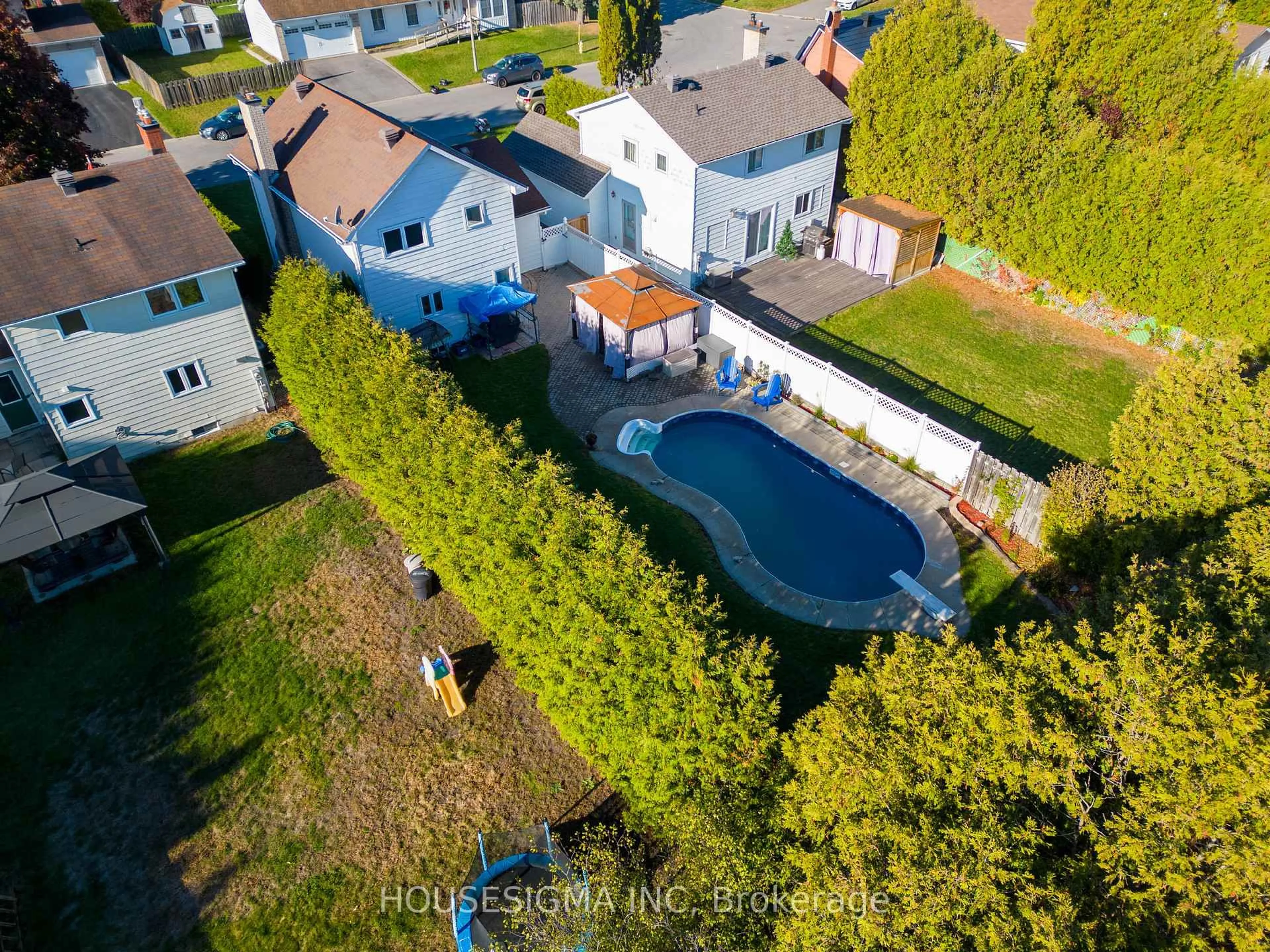 A pic from outside/outdoor area/front of a property/back of a property/a pic from drone, water/lake/river/ocean view for 1767 Bonaventure Terr, Ottawa Ontario K1C 1W6