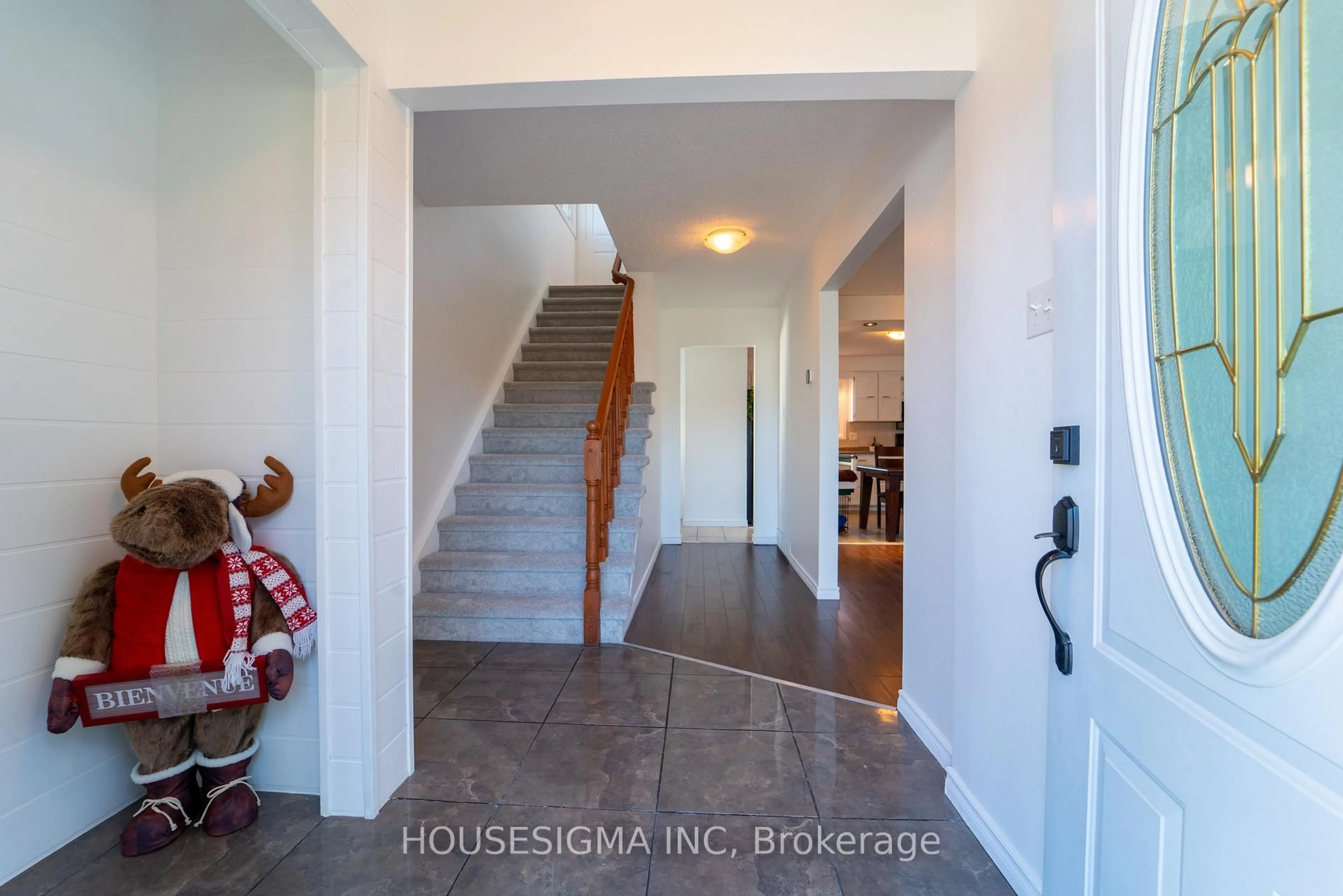 Indoor entryway for 1767 Bonaventure Terr, Ottawa Ontario K1C 1W6