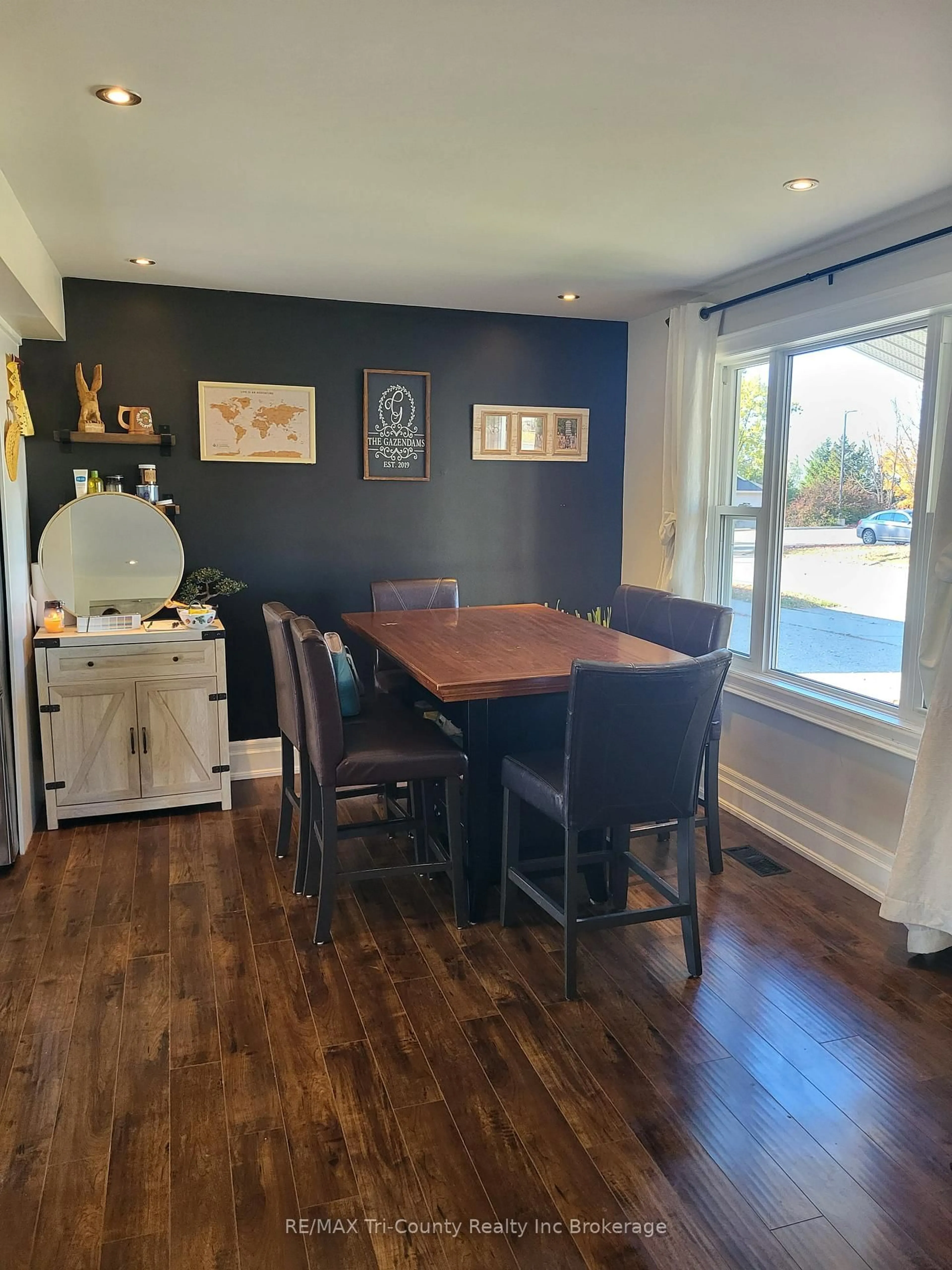 Dining room, wood/laminate floor for 324110 Mount Elgin Rd, South-West Oxford Ontario N0J 1N0
