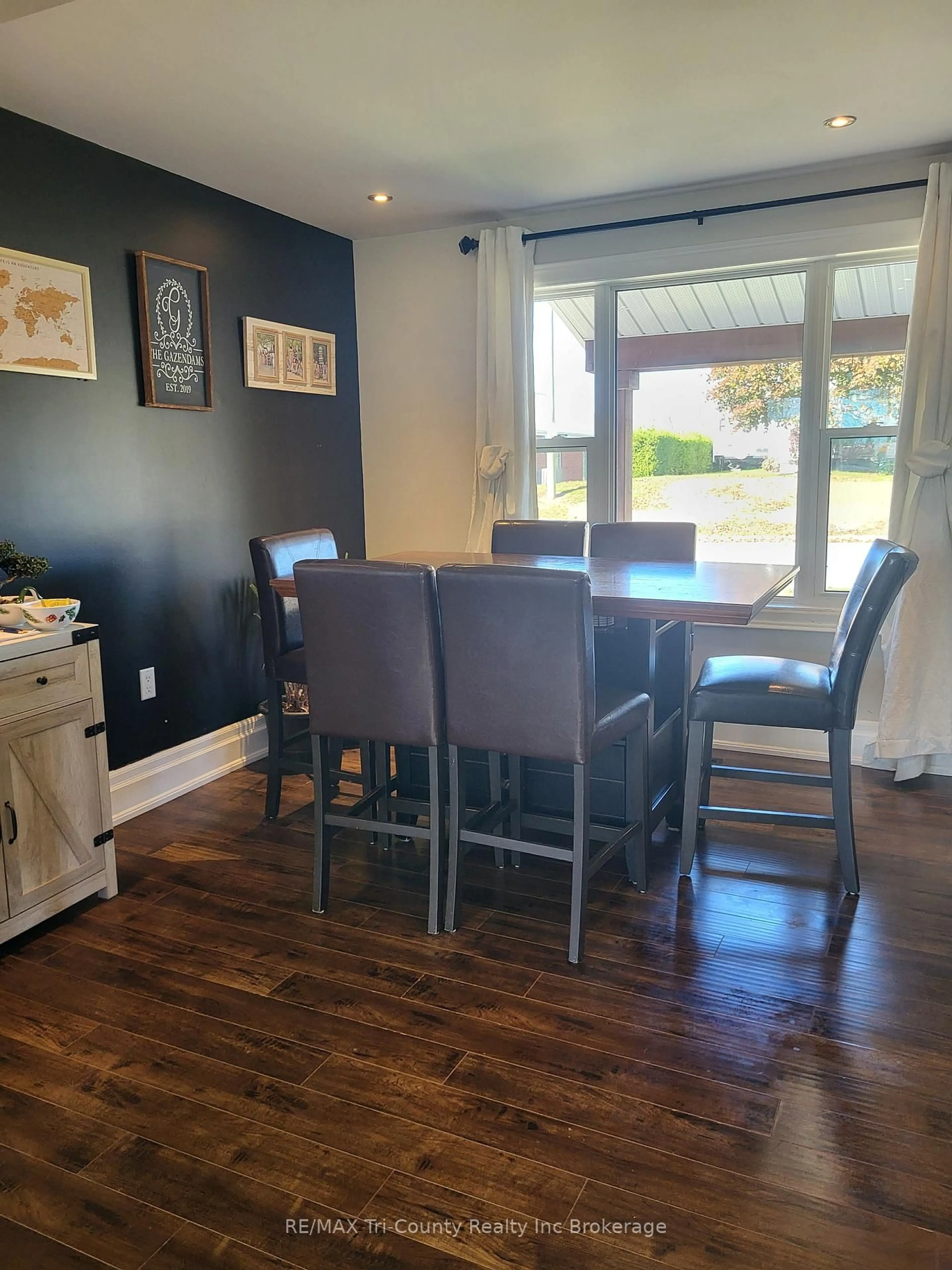 Dining room, wood/laminate floor for 324110 Mount Elgin Rd, South-West Oxford Ontario N0J 1N0