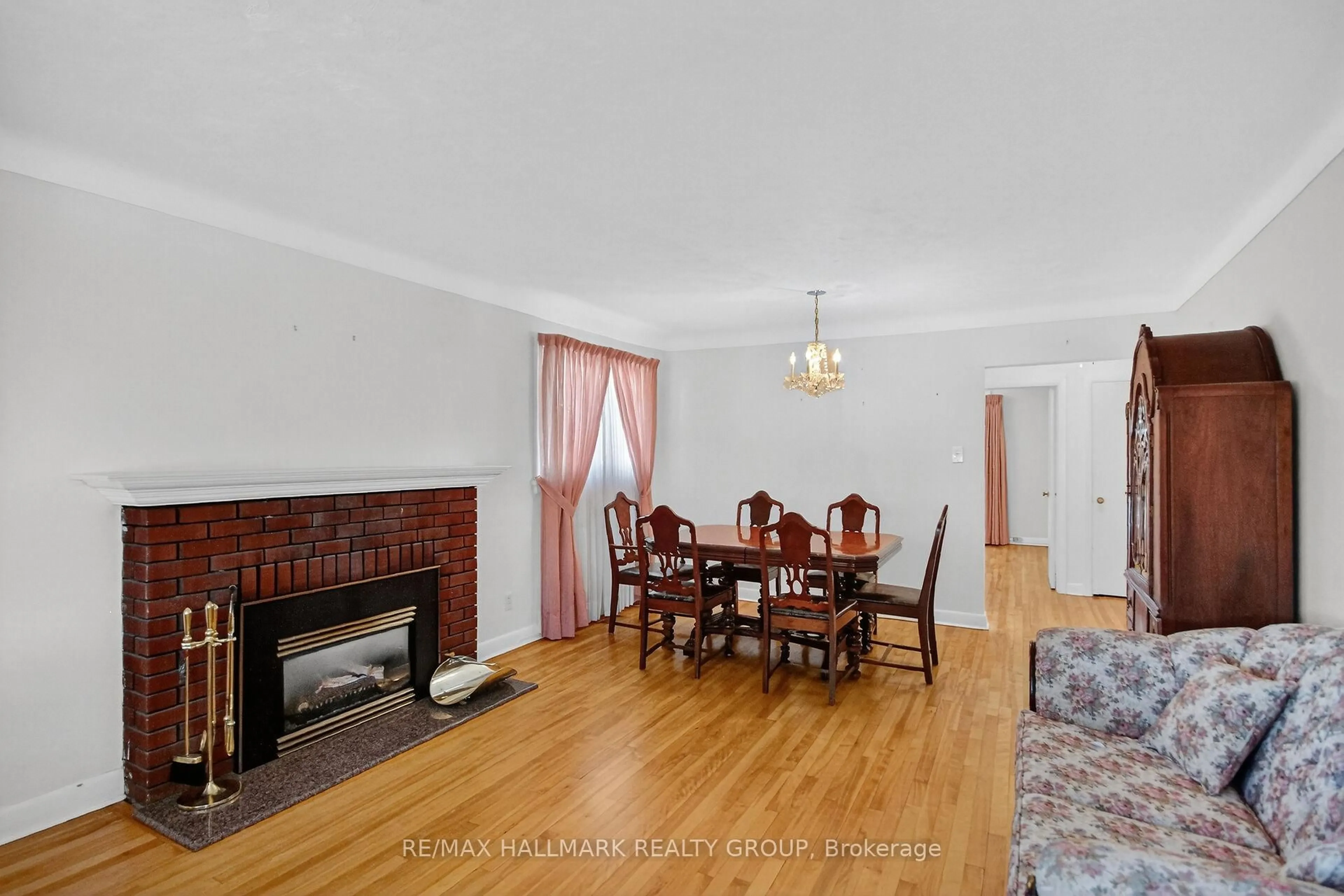 Dining room, wood/laminate floor for 1281 Erindale Dr, Ottawa Ontario K2C 2G3
