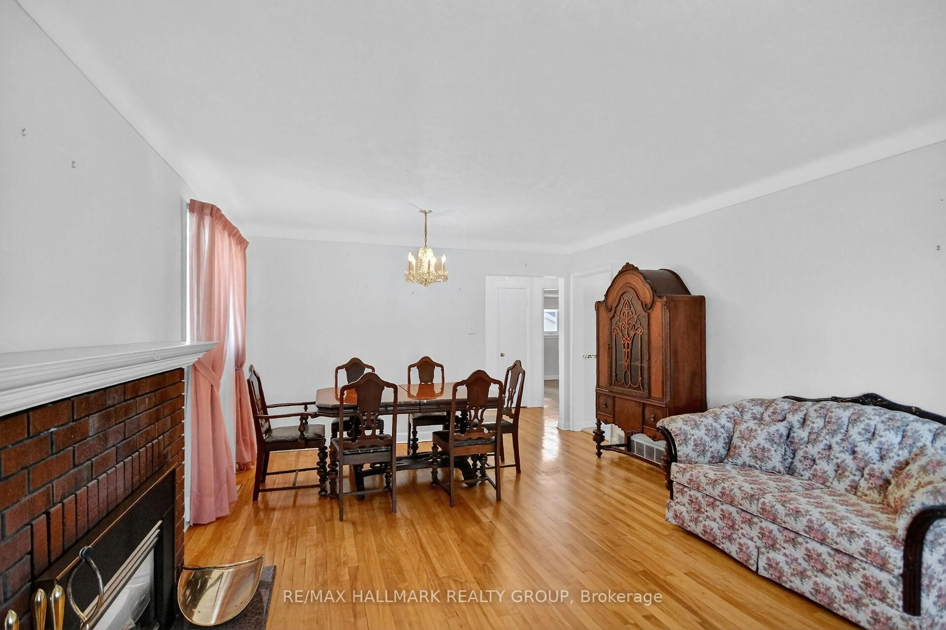 Dining room, wood/laminate floor for 1281 Erindale Dr, Ottawa Ontario K2C 2G3
