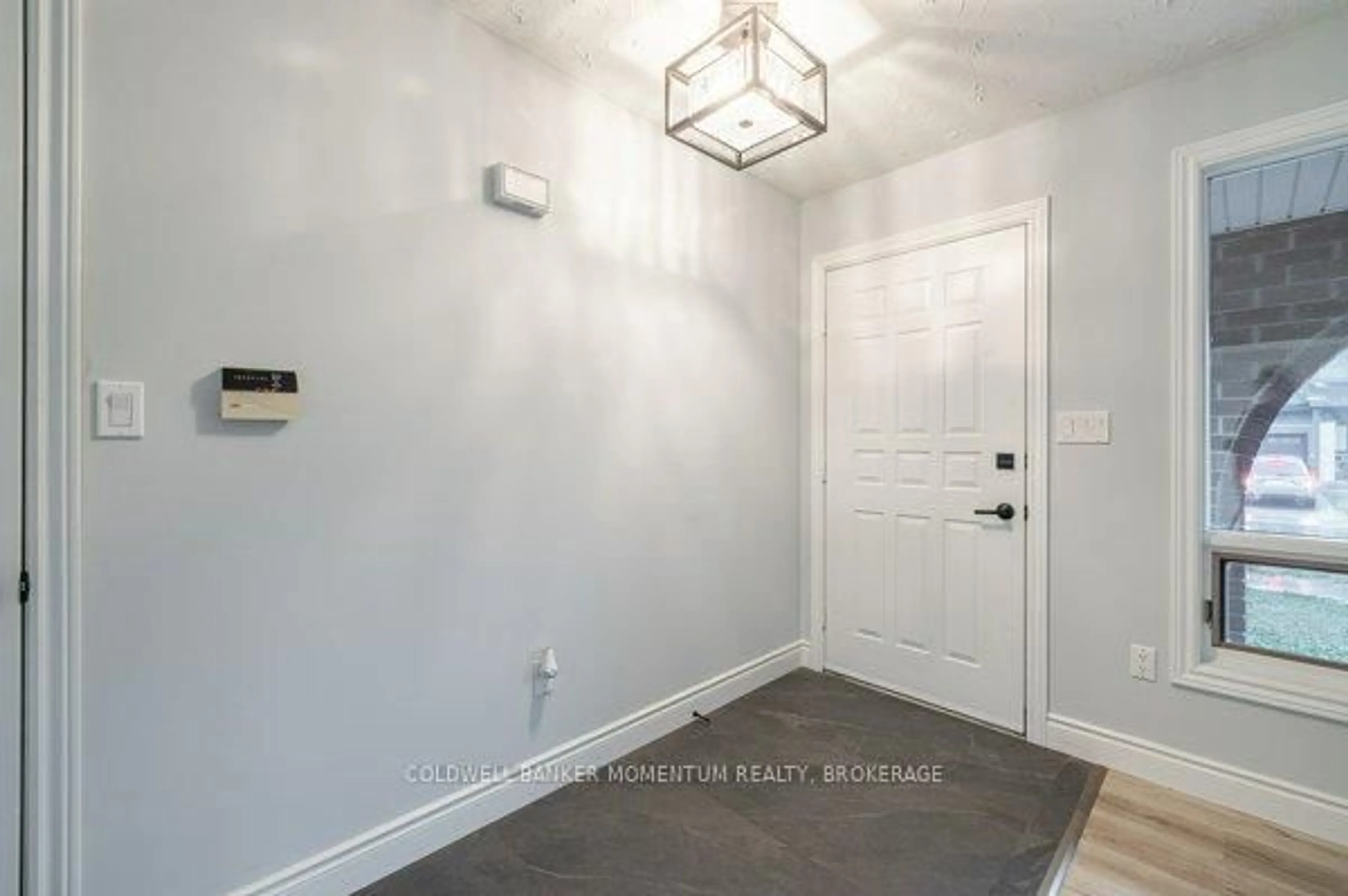 Indoor entryway for 6680 Cropp St, Niagara Falls Ontario L2E 7B3