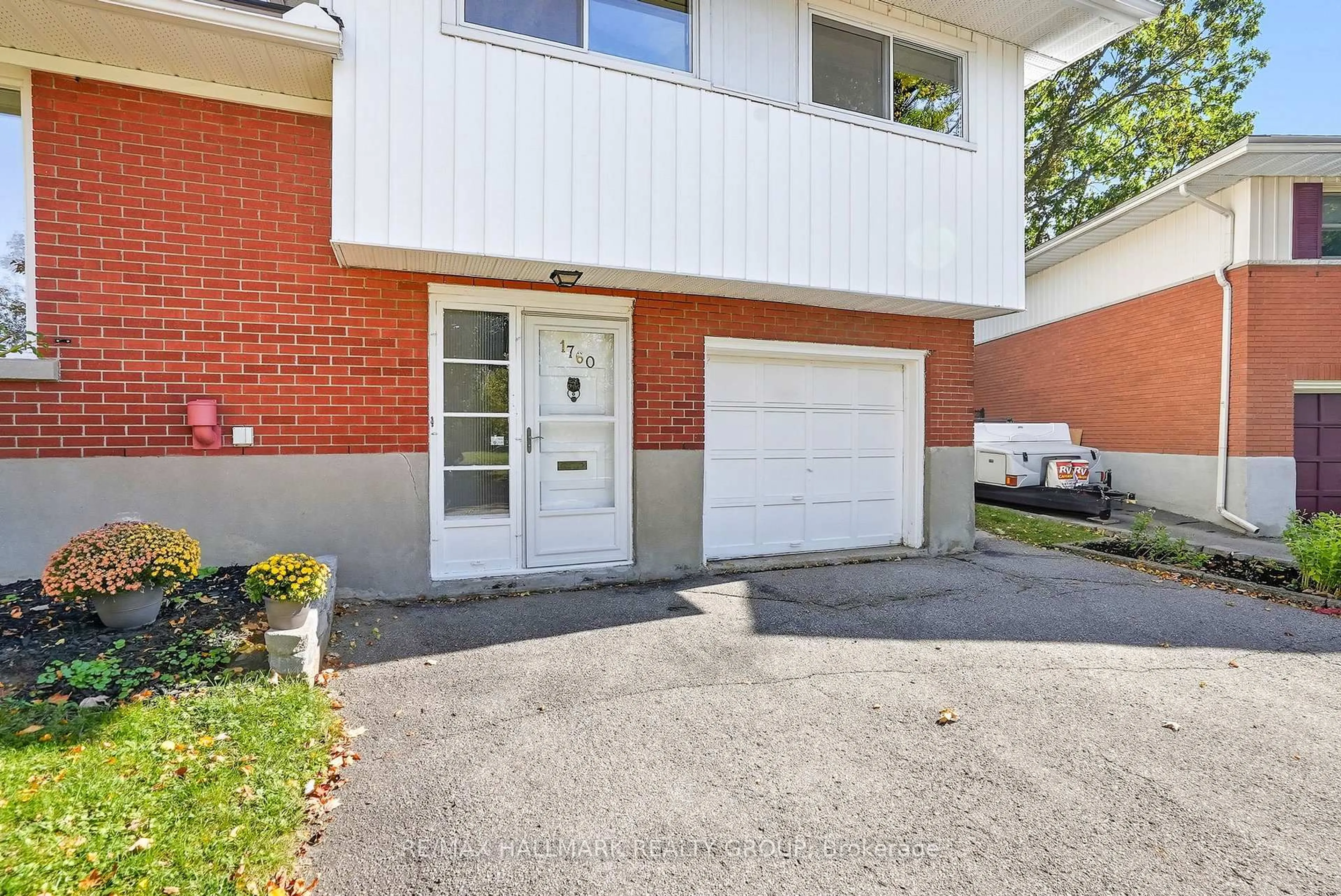 Unknown for 1760 Laxton Cres, Ottawa Ontario K2C 2N3