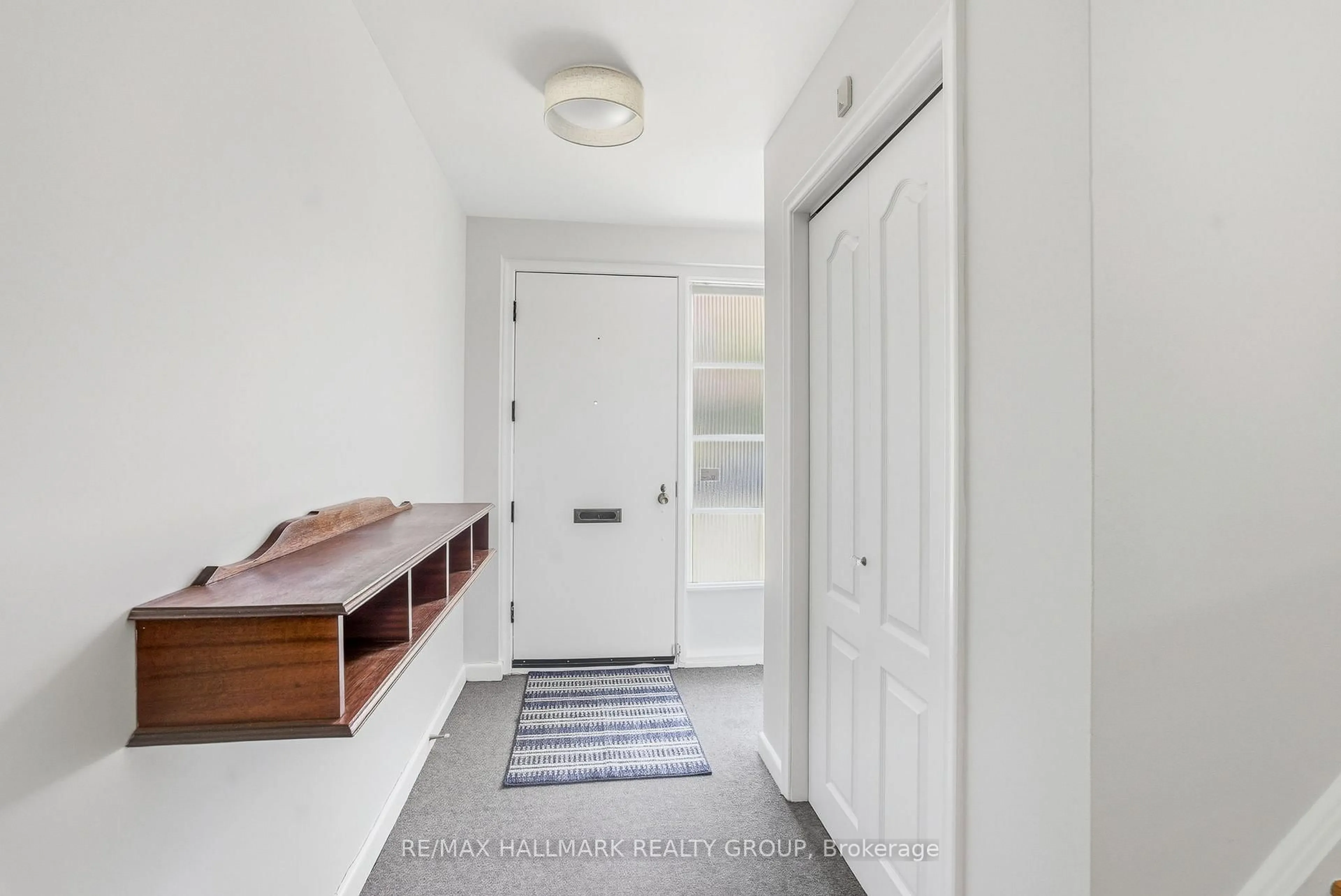 Indoor entryway for 1760 Laxton Cres, Ottawa Ontario K2C 2N3