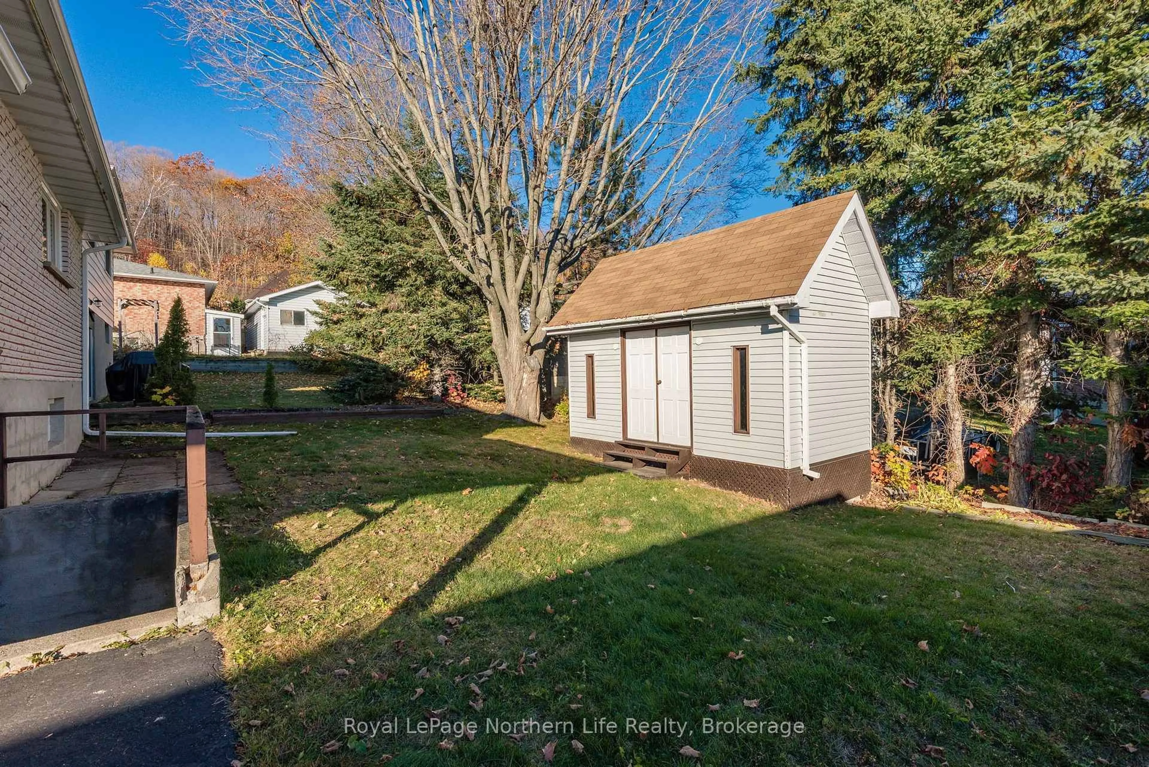 A pic from outside/outdoor area/front of a property/back of a property/a pic from drone, street for 74 Belleview Cres, North Bay Ontario P1B 8T7