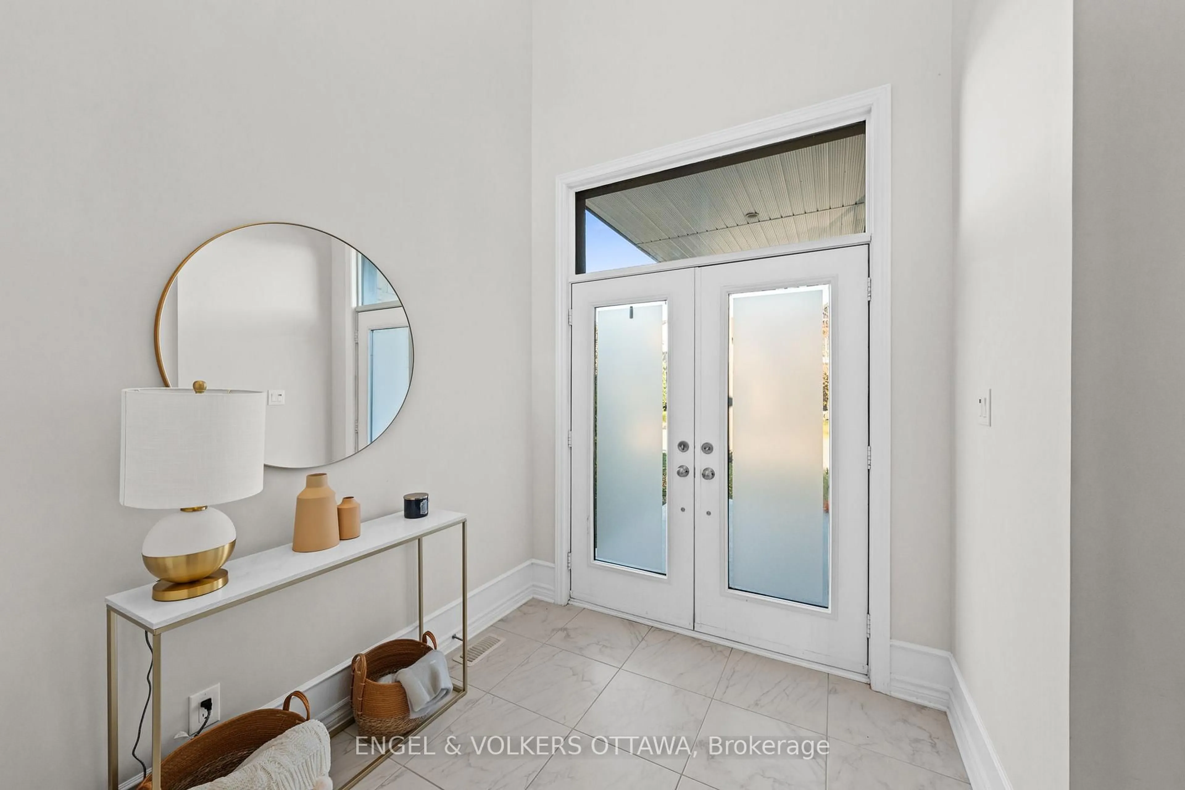 Indoor entryway for 221 Cooks Mill Cres, Ottawa Ontario K1V 2N1