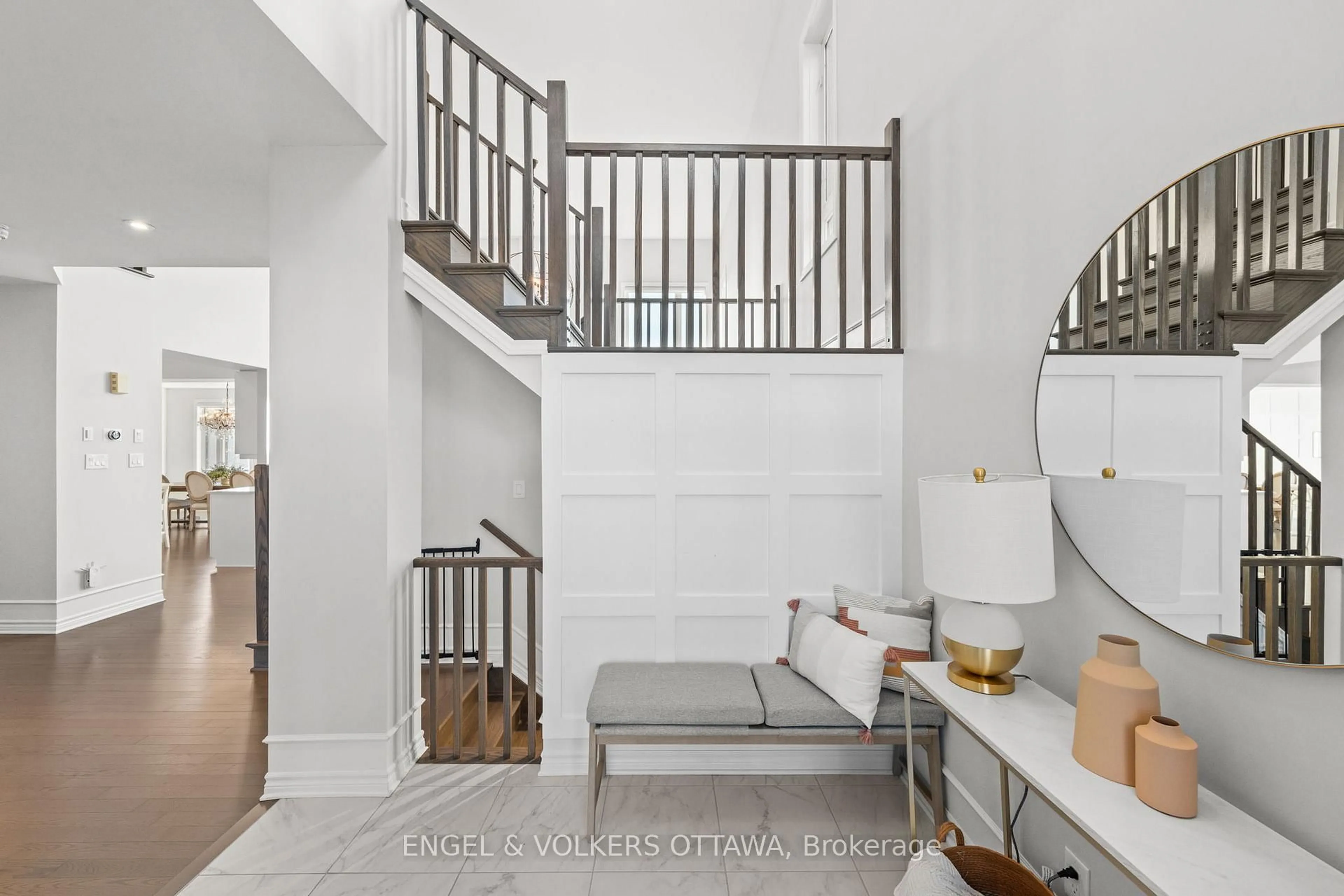 Indoor entryway for 221 Cooks Mill Cres, Ottawa Ontario K1V 2N1