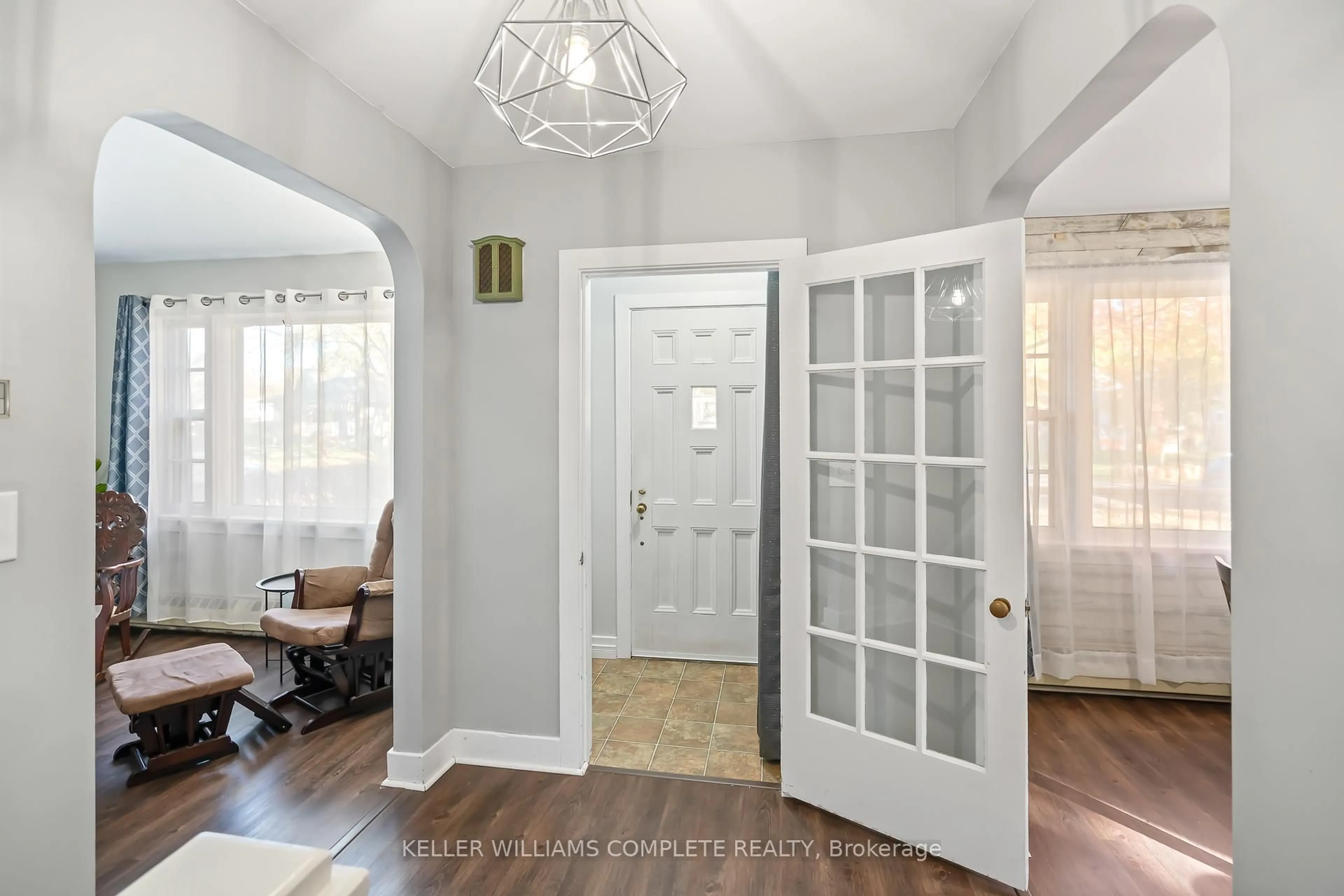 Indoor entryway for 111 Price Ave, Welland Ontario L3C 3Y3