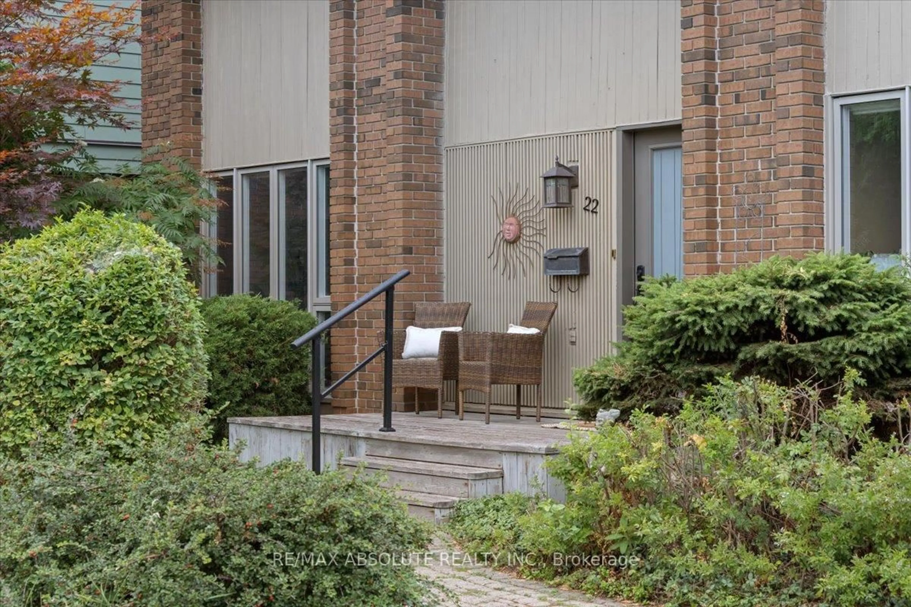 Patio, street for 22 Banting Cres, Ottawa Ontario K2K 1P4