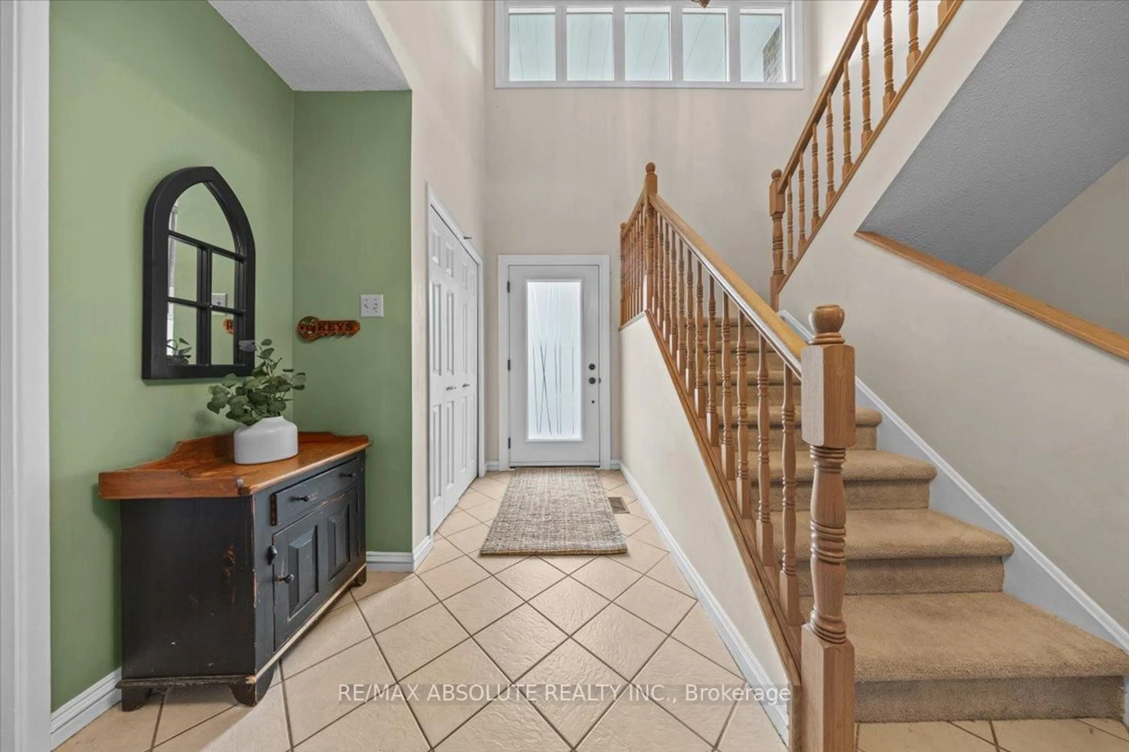 Indoor entryway for 22 Banting Cres, Ottawa Ontario K2K 1P4
