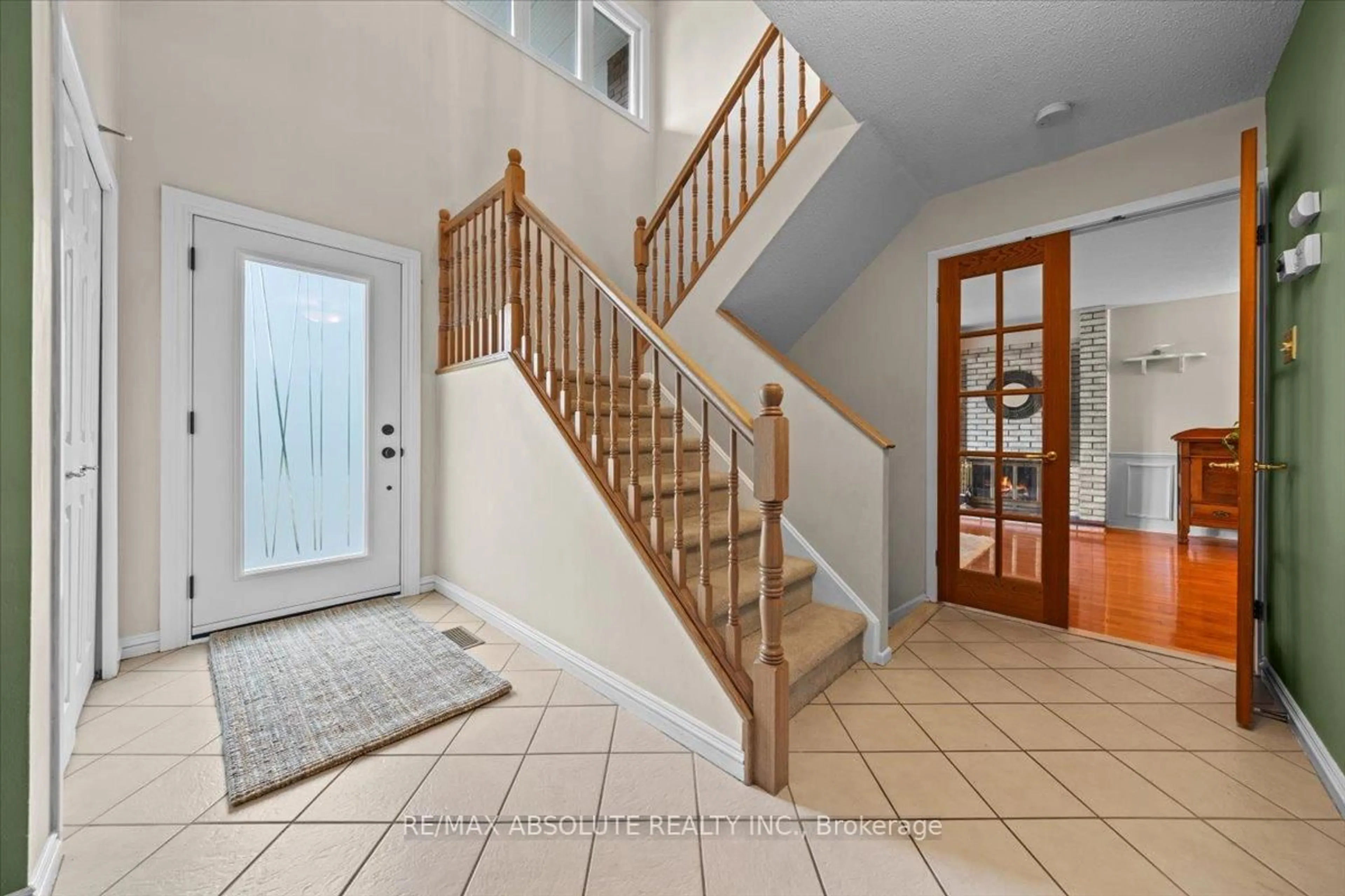 Indoor entryway for 22 Banting Cres, Ottawa Ontario K2K 1P4