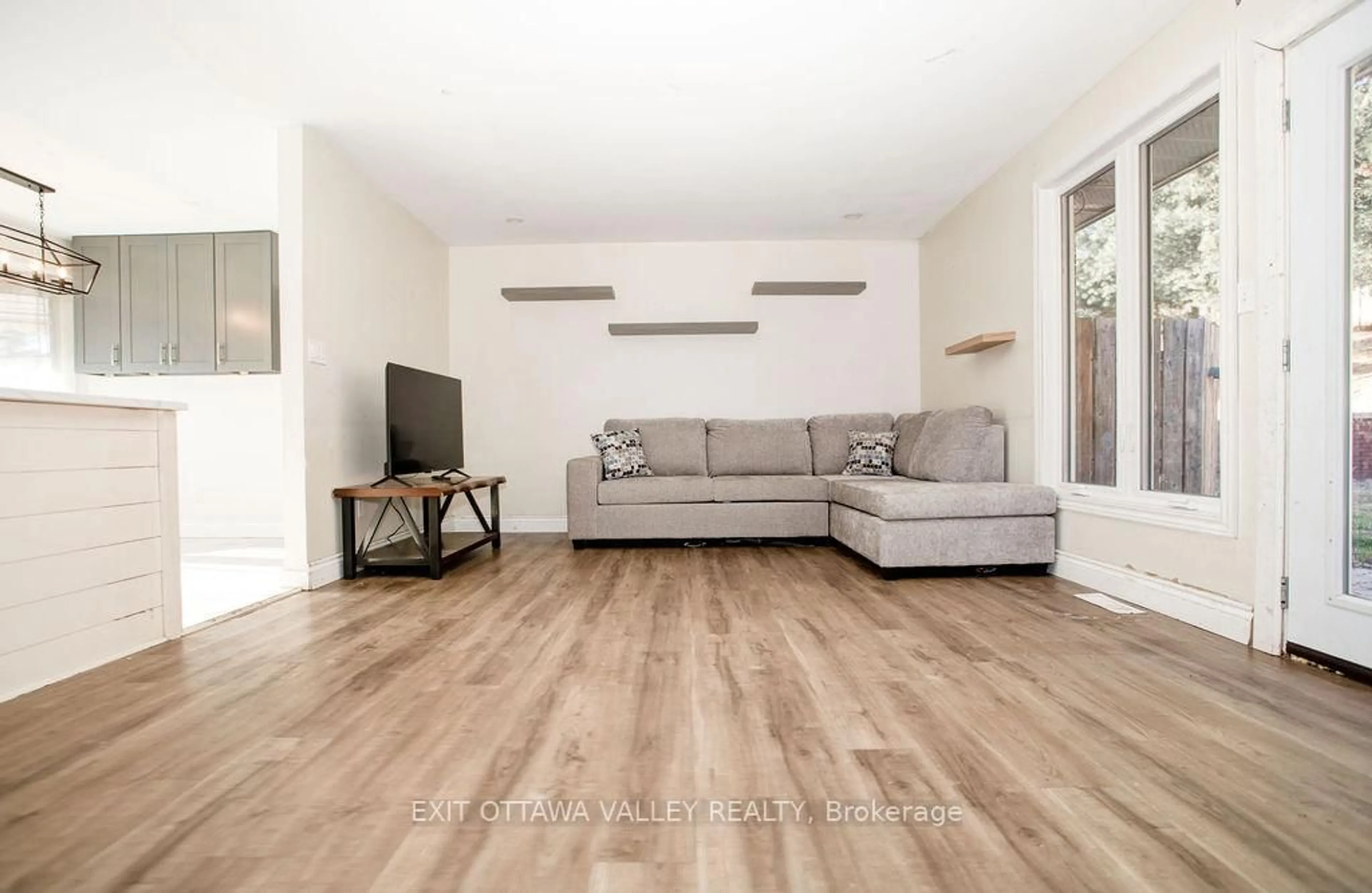 Living room with furniture, wood/laminate floor for 656 Birch St, Pembroke Ontario K8A 7K6