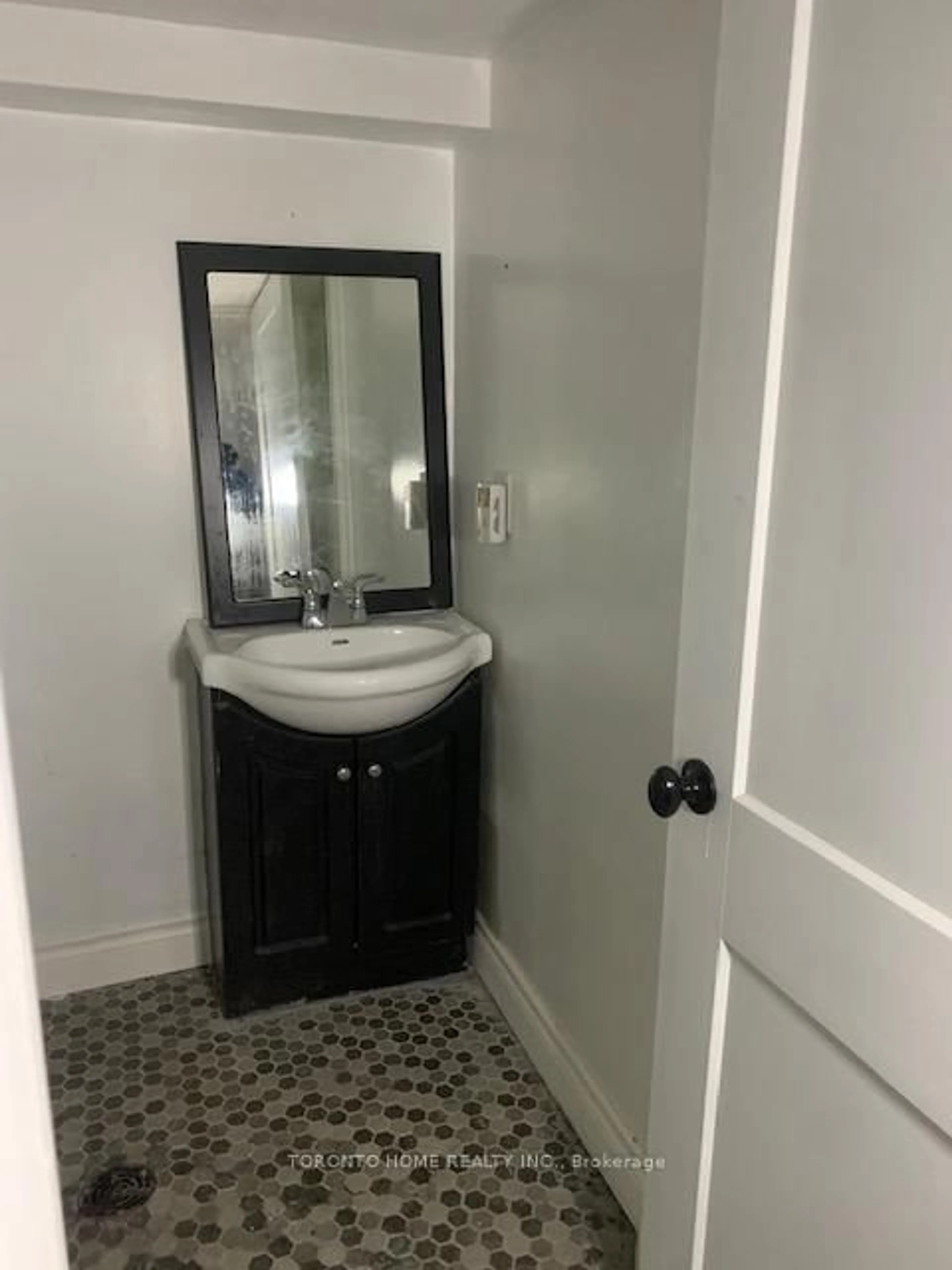 Standard bathroom, ceramic/tile floor for 33 Olmstead St, Hamilton Ontario L8S 1N3