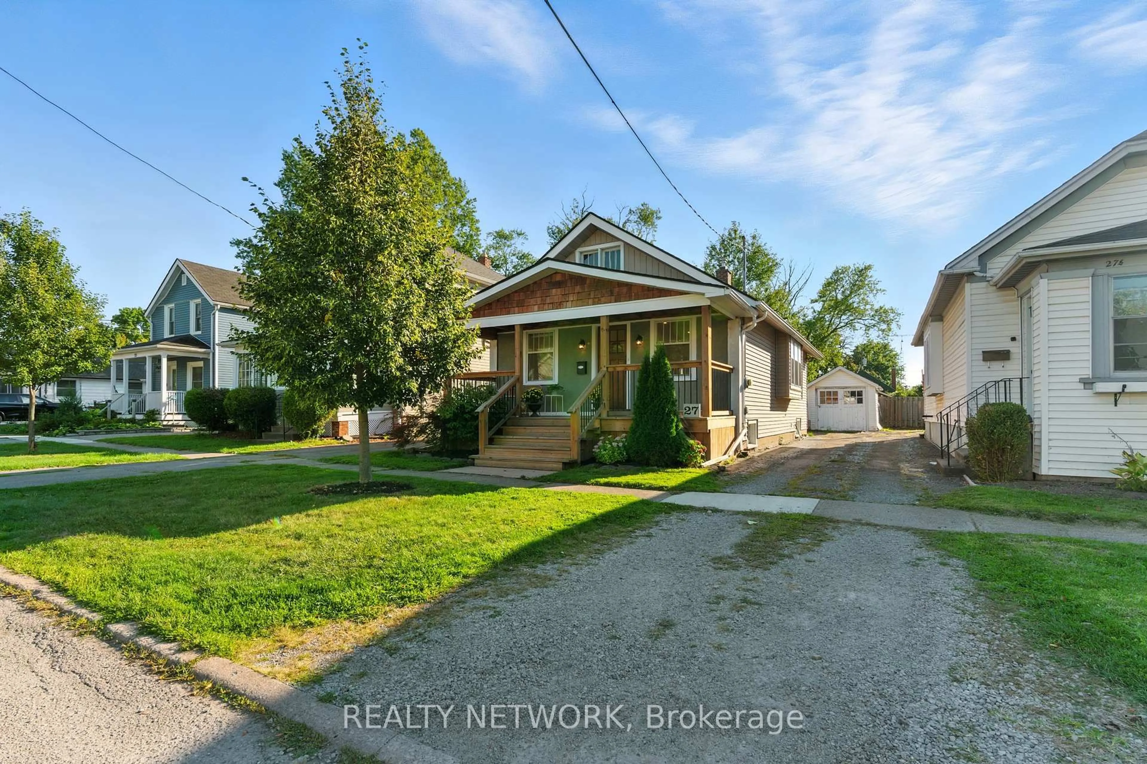 A pic from outside/outdoor area/front of a property/back of a property/a pic from drone, street for 27 Dexter St, St. Catharines Ontario L2S 2L5