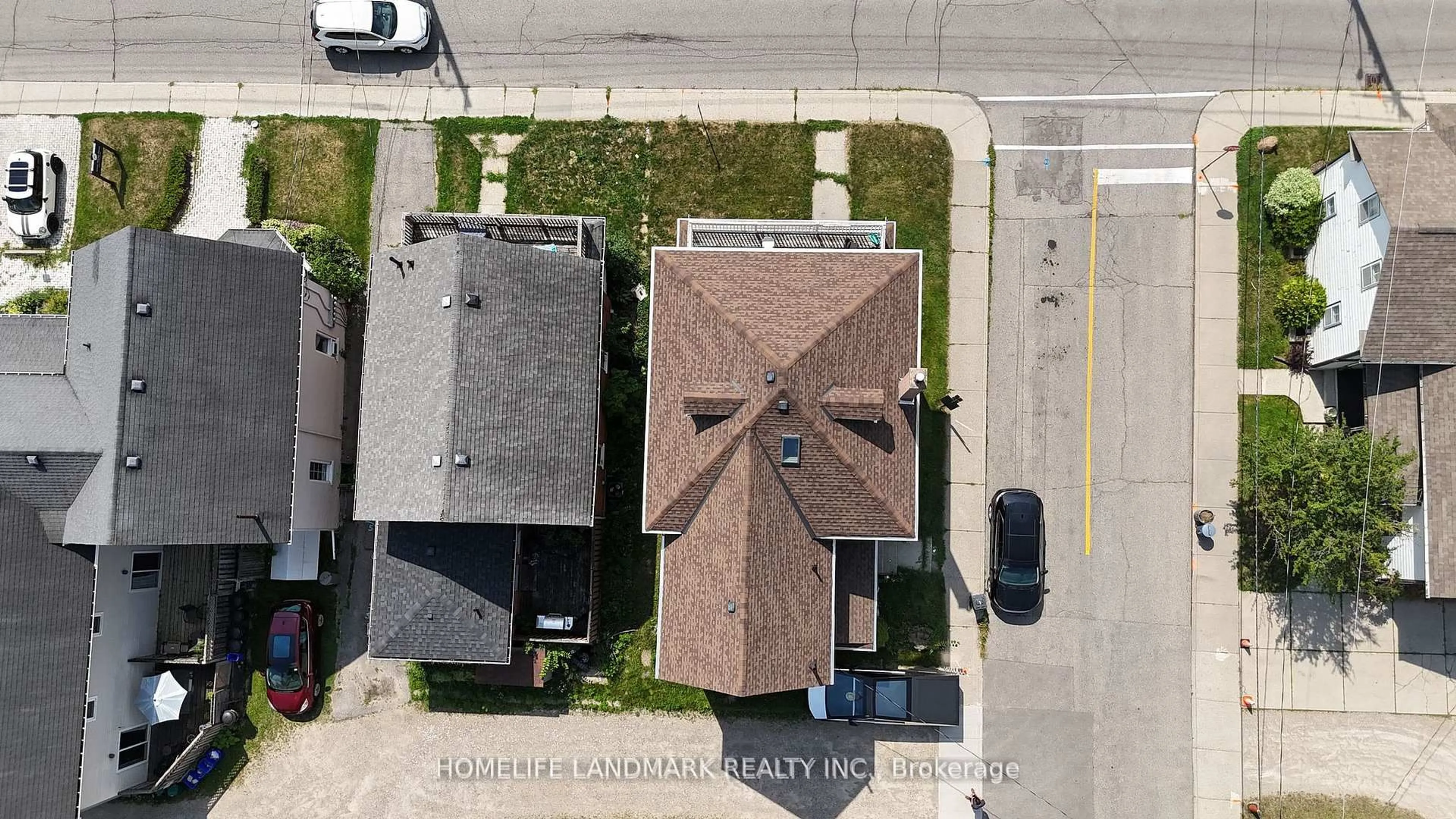 A pic from outside/outdoor area/front of a property/back of a property/a pic from drone, street for 30 Regina St, Waterloo Ontario N2J 3A1