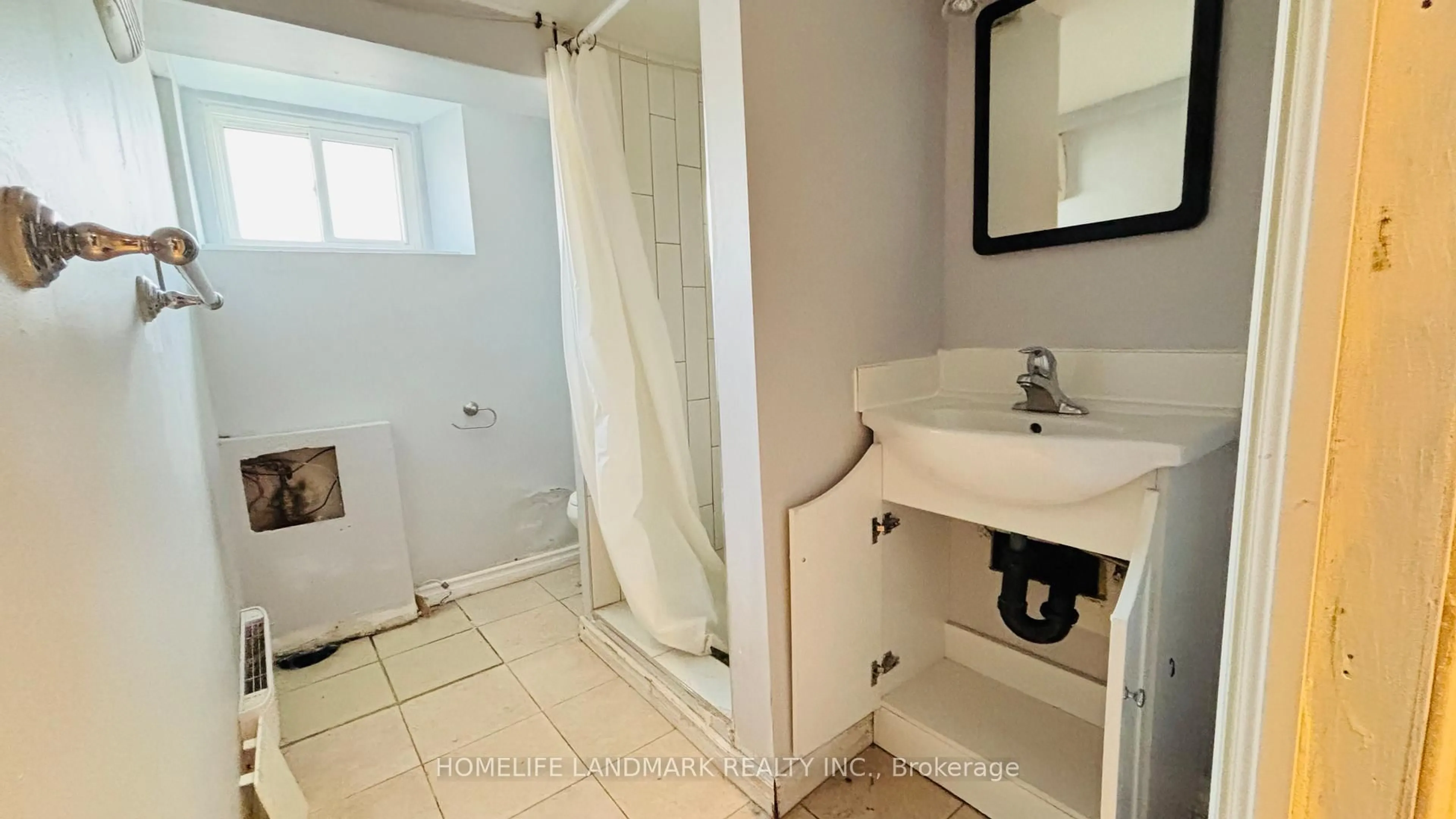 Standard bathroom, ceramic/tile floor for 30 Regina St, Waterloo Ontario N2J 3A1