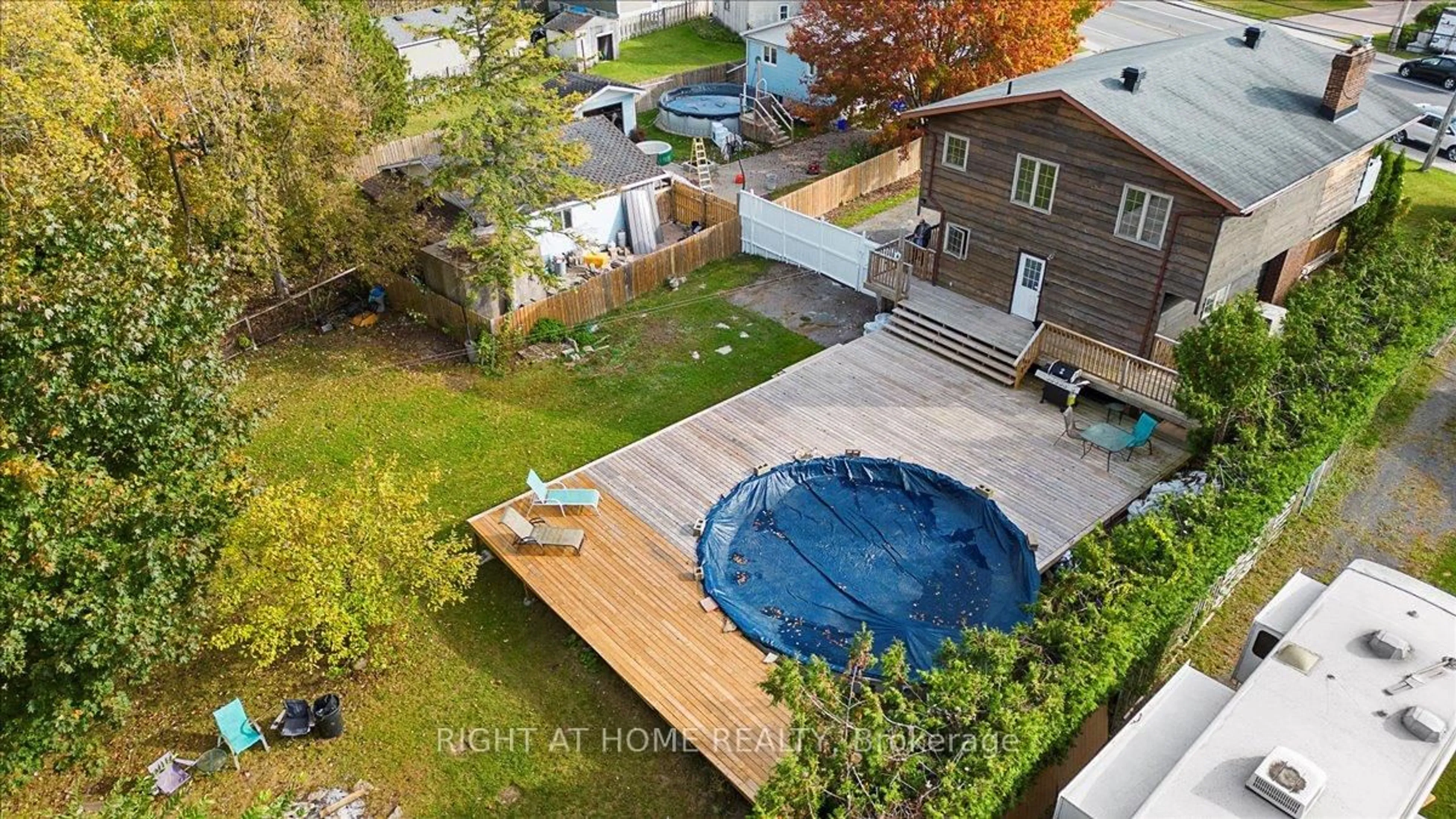 A pic from outside/outdoor area/front of a property/back of a property/a pic from drone, unknown for 424 LAURIER St, Clarence-Rockland Ontario K4K 1L7