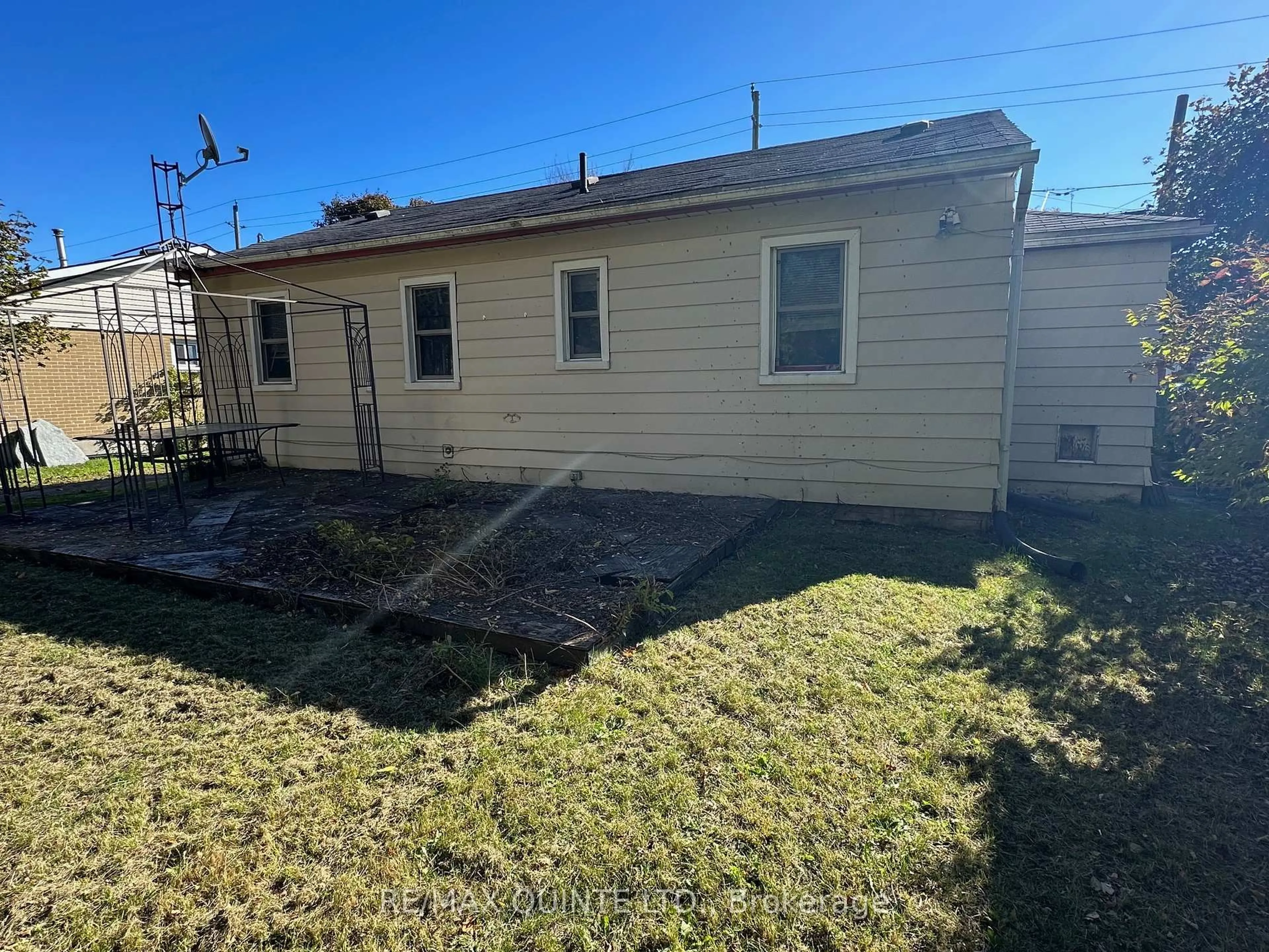 A pic from outside/outdoor area/front of a property/back of a property/a pic from drone, building for 8 Butler St, Brighton Ontario K0K 1H0