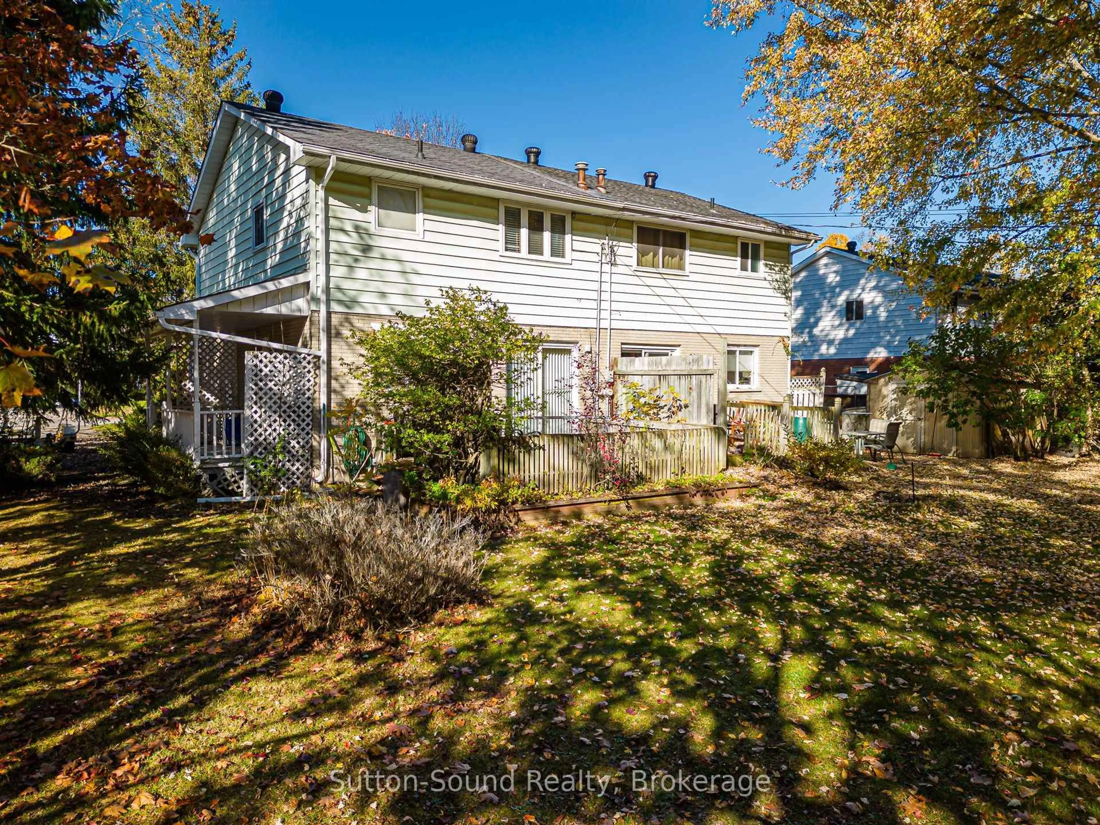 A pic from outside/outdoor area/front of a property/back of a property/a pic from drone, unknown for 1805 7th Ave, Owen Sound Ontario N4K 5L5