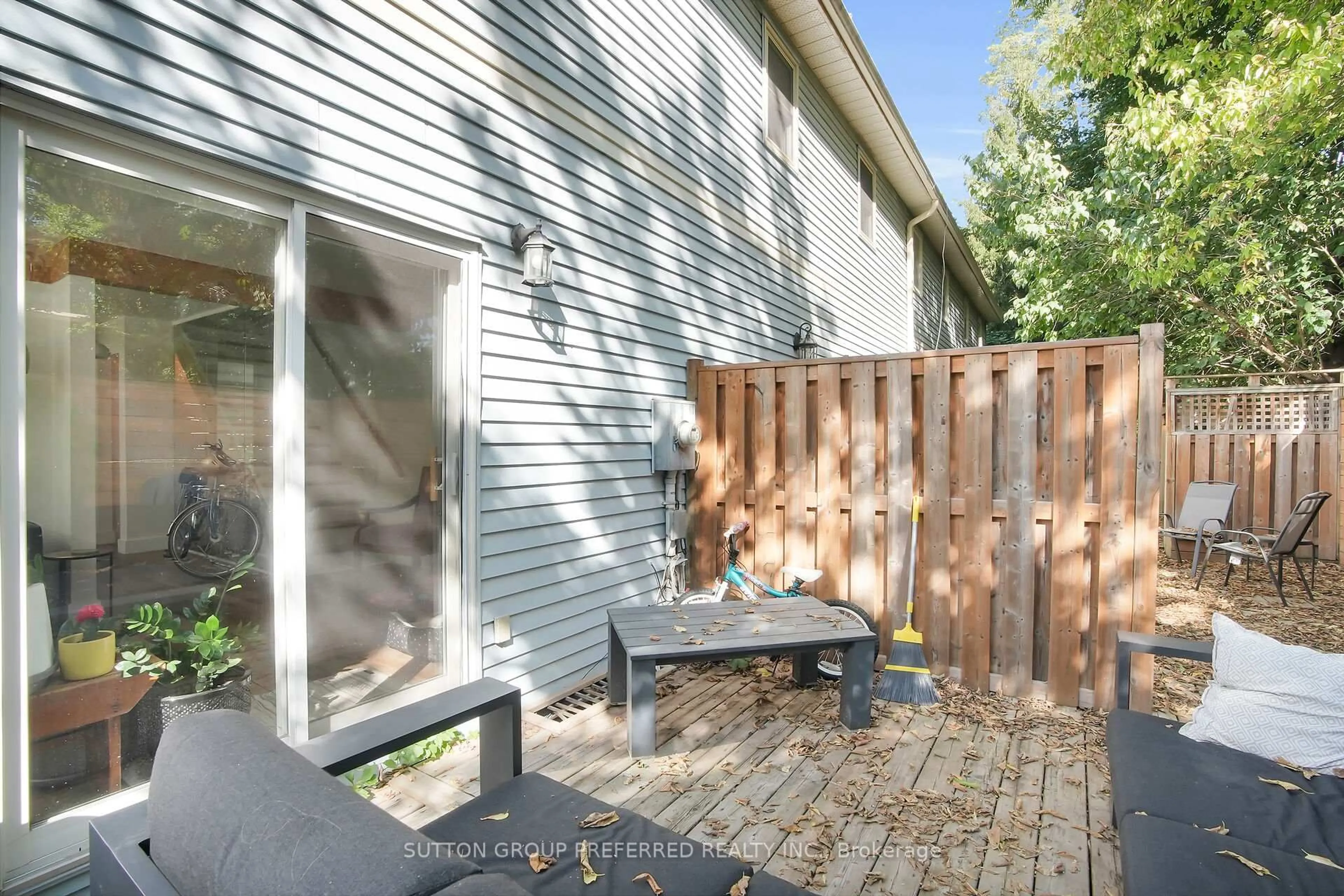Patio, street for 561 PRINCESS Ave #4, London East Ontario N6B 2C1