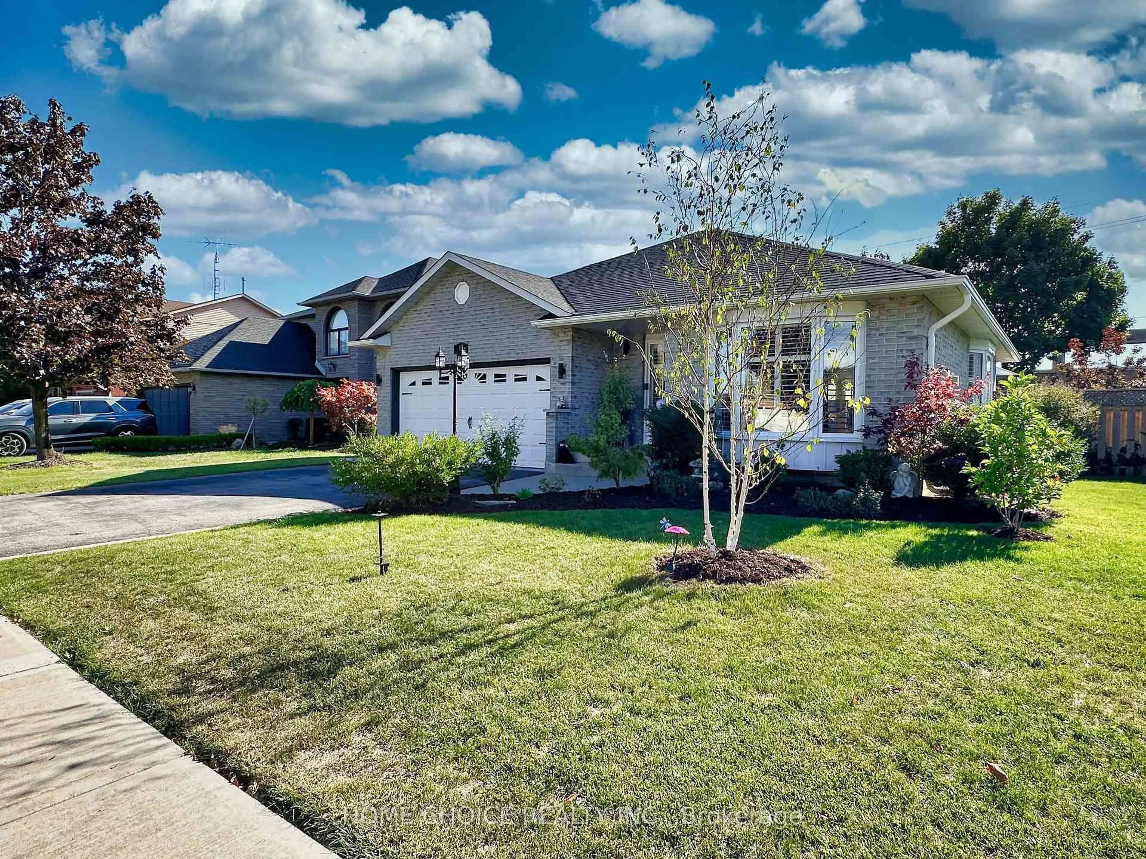 Home with vinyl exterior material, street for 49 Riviera Rdge, Hamilton Ontario L8E 5E7