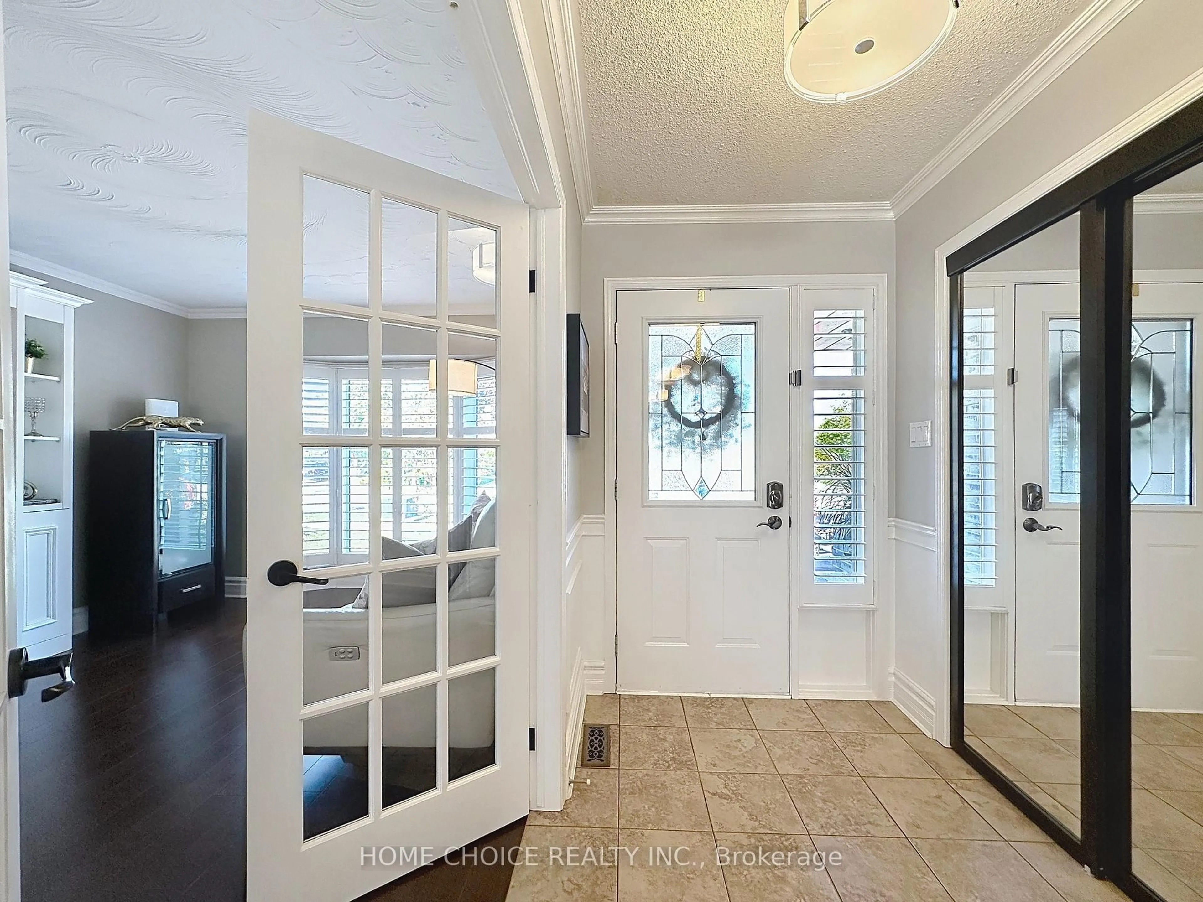 Indoor entryway for 49 Riviera Rdge, Hamilton Ontario L8E 5E7