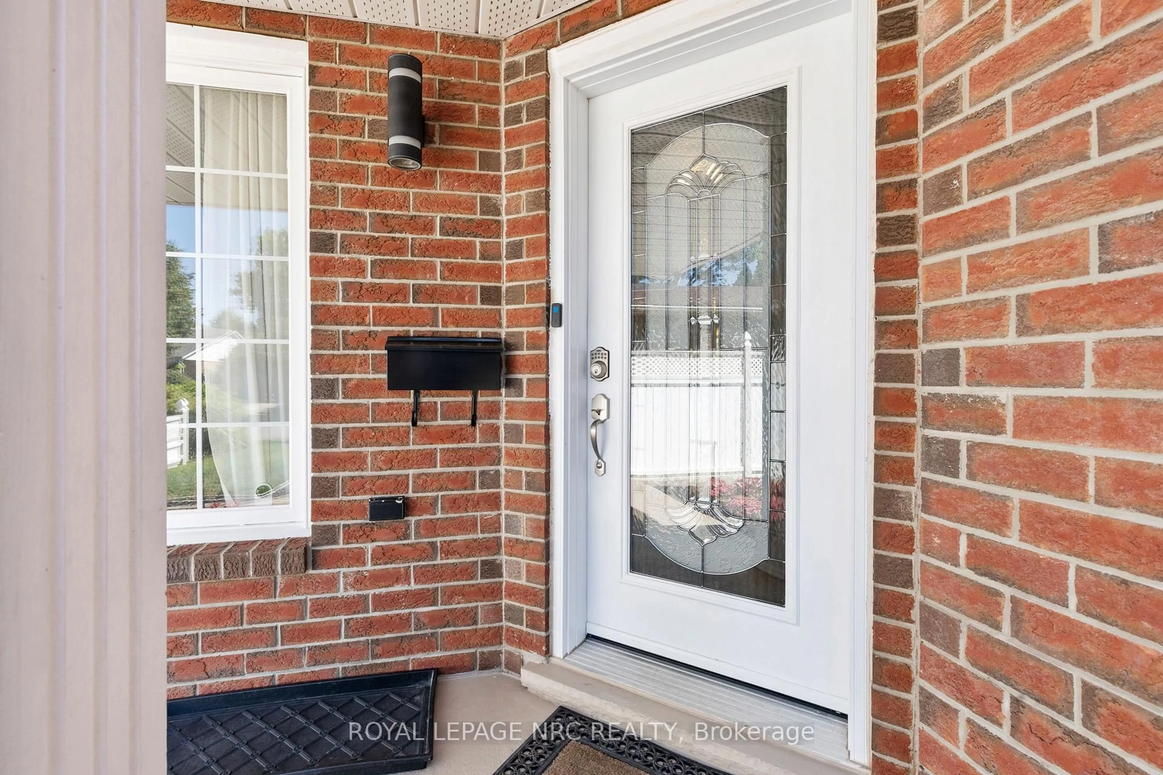 Indoor entryway for 86 Huntington Lane, St. Catharines Ontario L2S 3R6