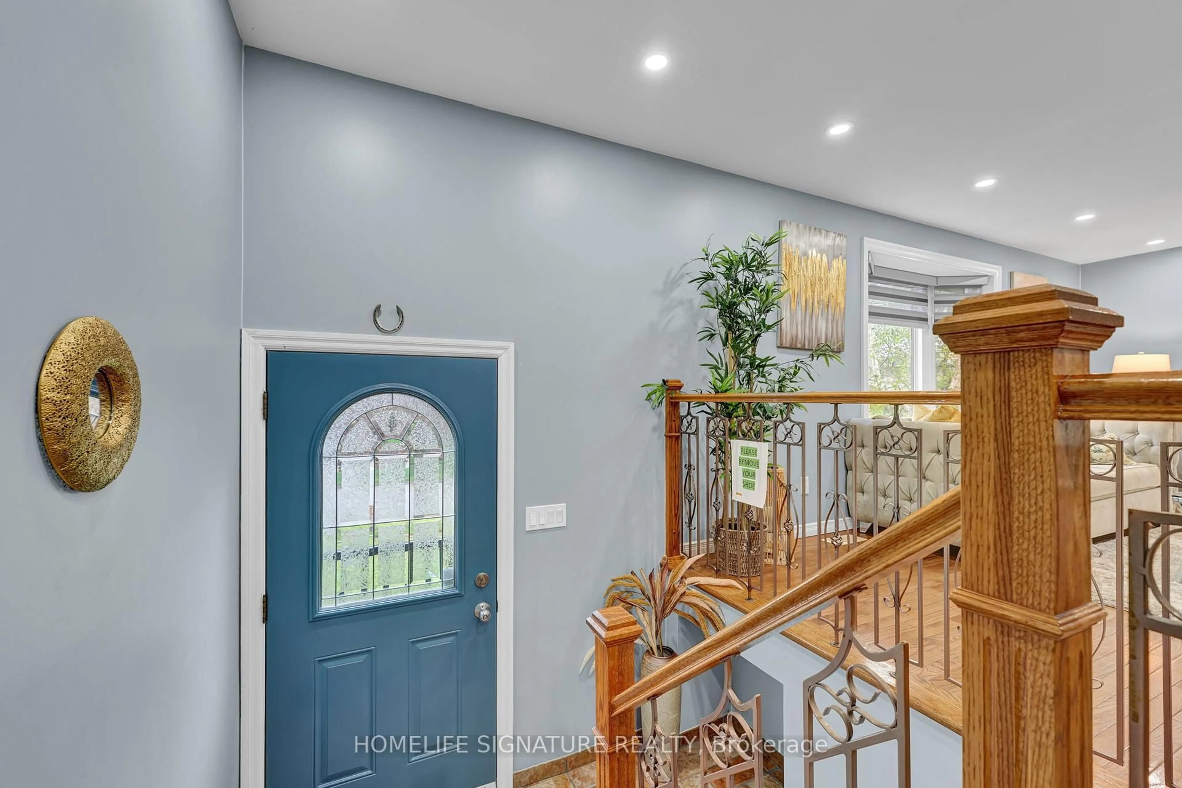 Indoor entryway for 152 Anvil St, Kitchener Ontario N2P 1Y3