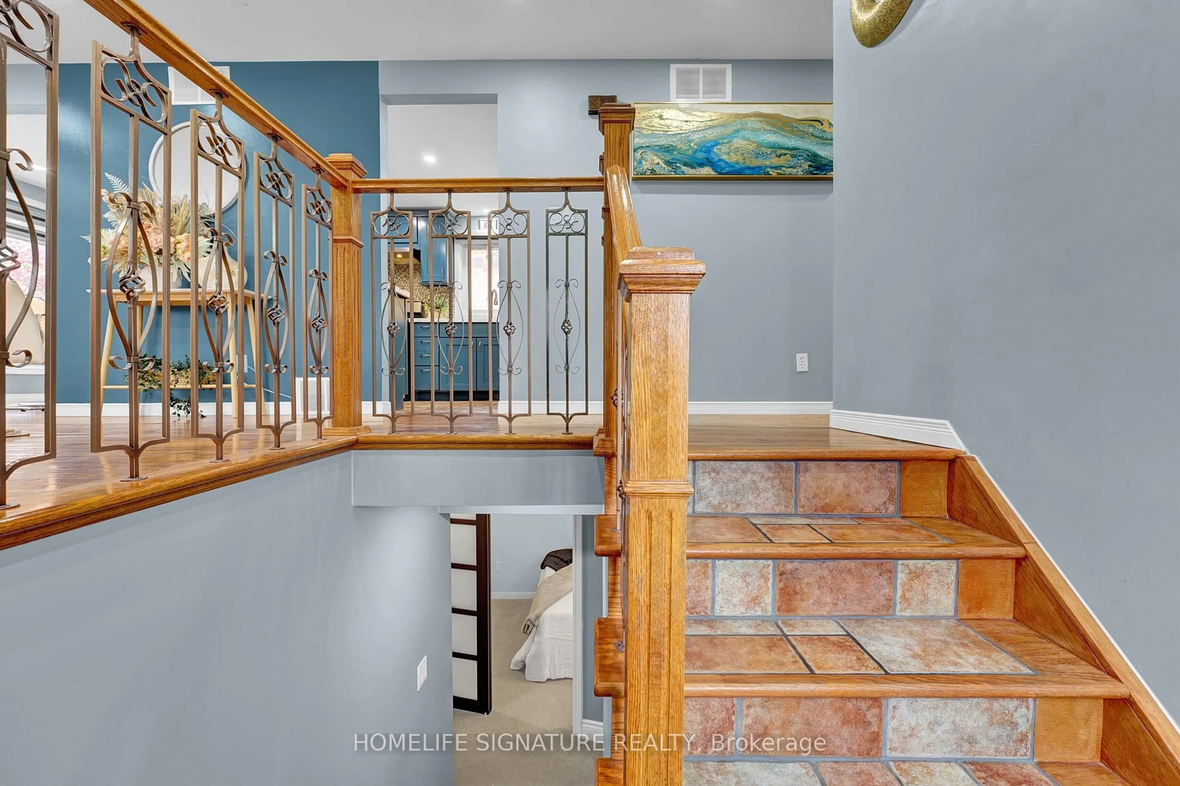 Indoor foyer for 152 Anvil St, Kitchener Ontario N2P 1Y3