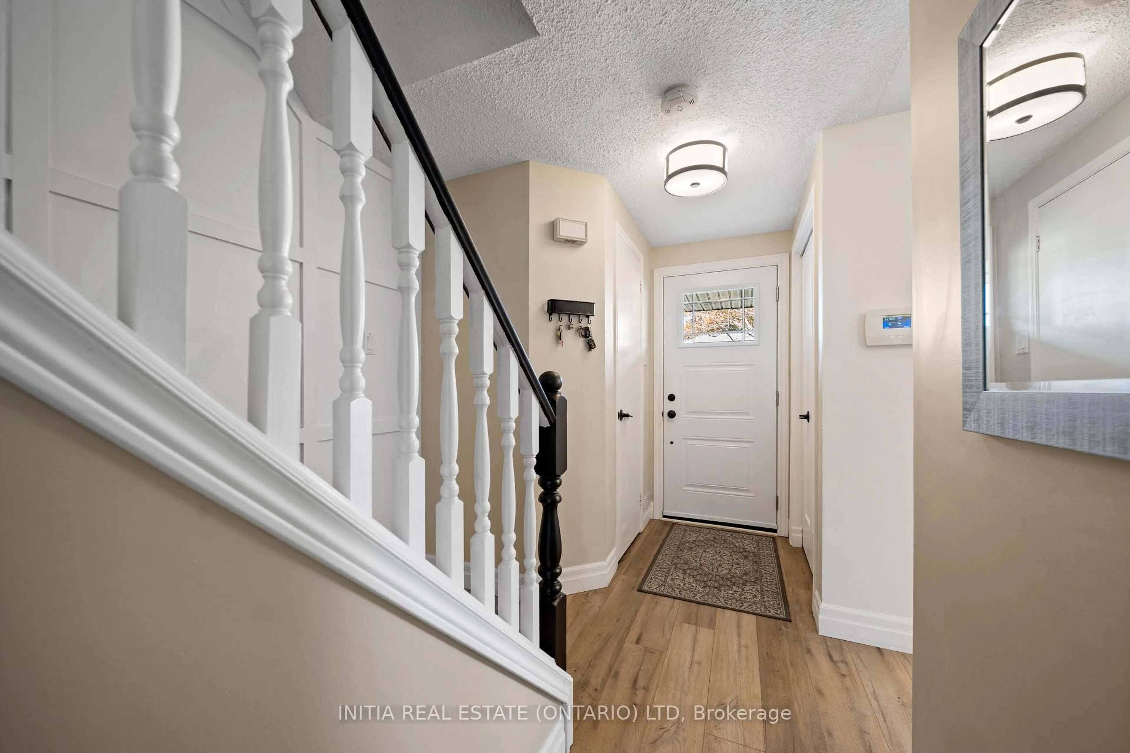 Indoor entryway for 784 Homeview Rd, London South Ontario N6C 5S6