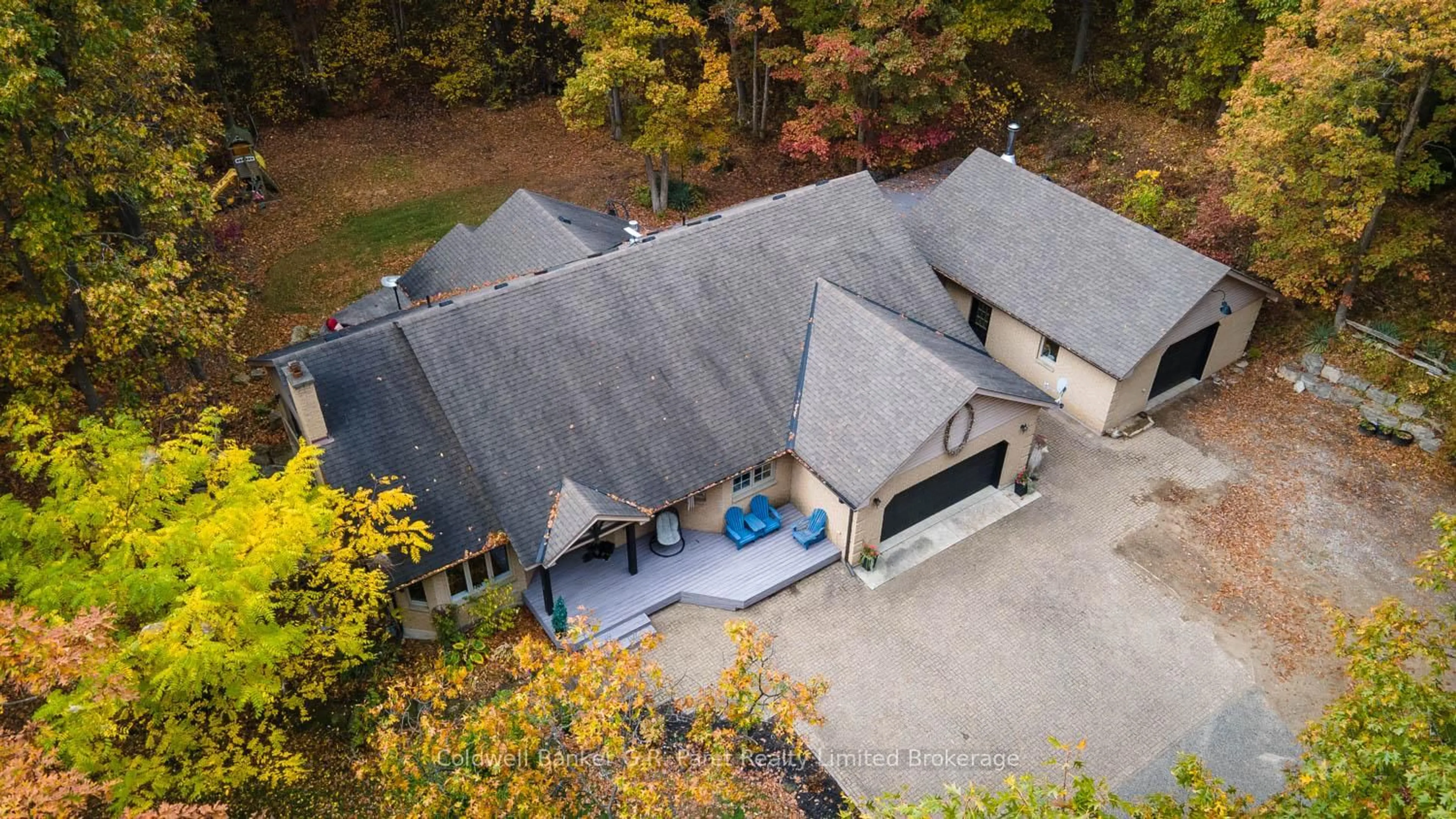 A pic from outside/outdoor area/front of a property/back of a property/a pic from drone, unknown for 9862 Lakeshore Dr, Lambton Shores Ontario N0M 1T0