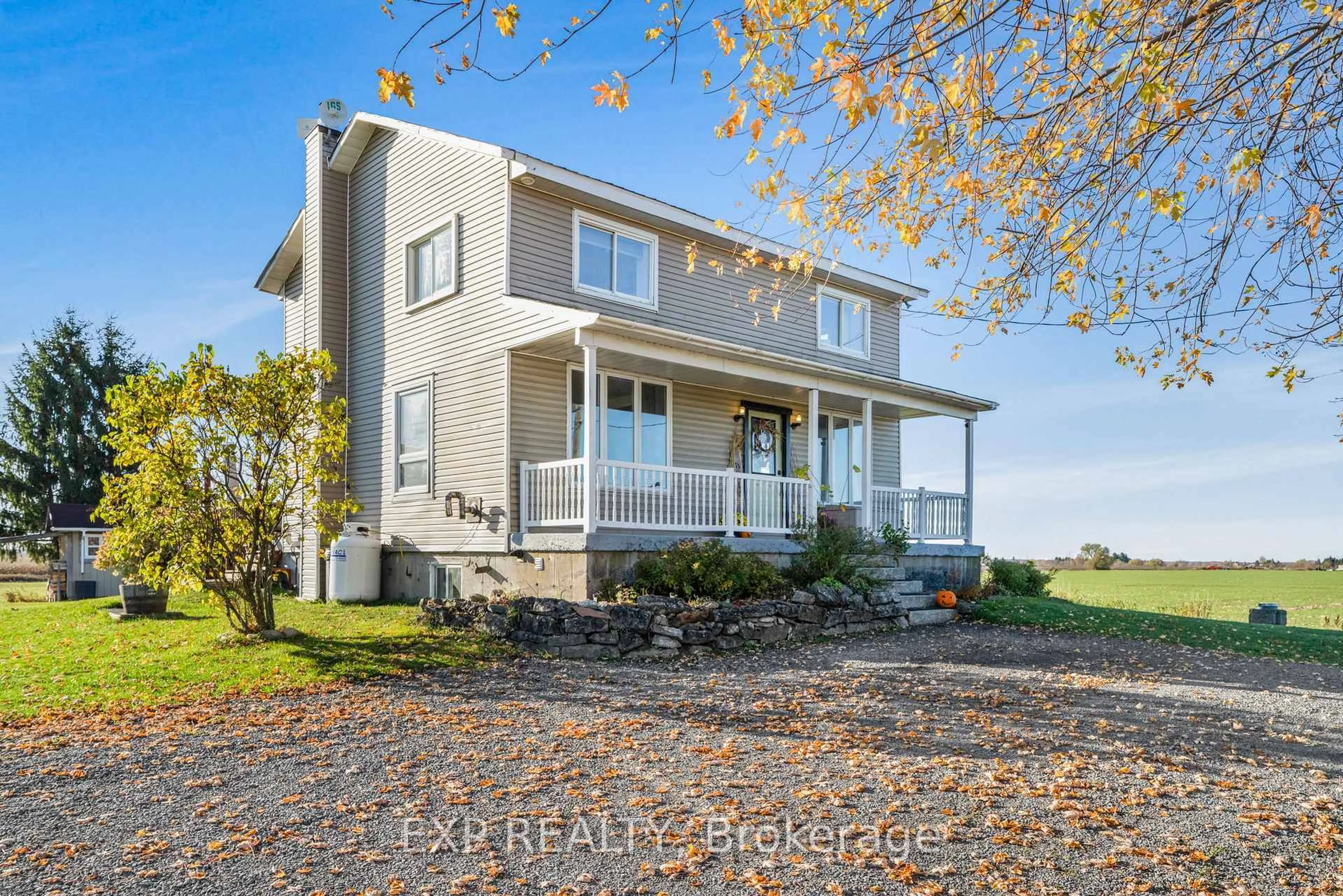 Home with vinyl exterior material, water/lake/river/ocean view for 216 Concession 11 Rd, Alfred and Plantagenet Ontario K0B 1A0